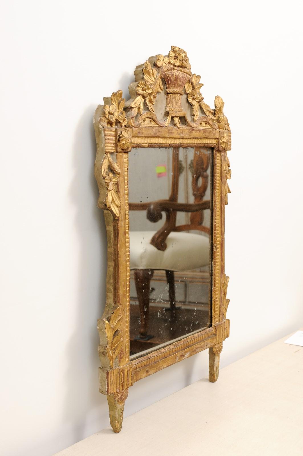 French Louis XVI 18th Century Giltwood Mirror with Carved Bouquet of Flowers For Sale 5
