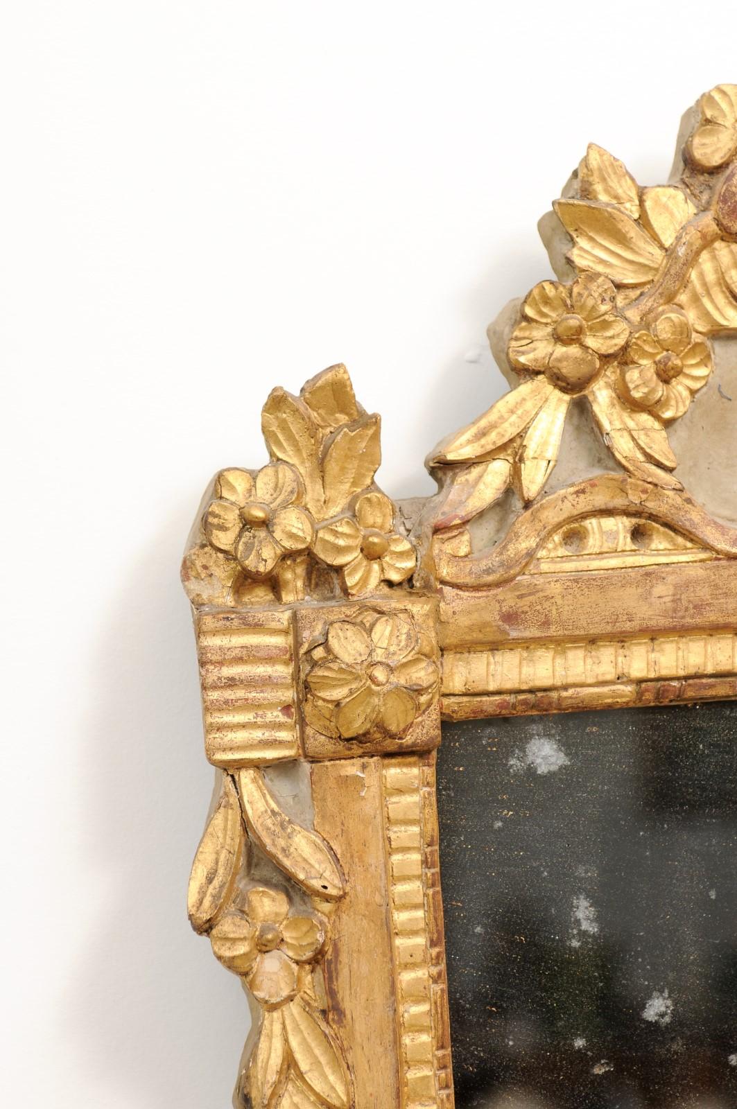 French Louis XVI 18th Century Giltwood Mirror with Carved Bouquet of Flowers For Sale 2