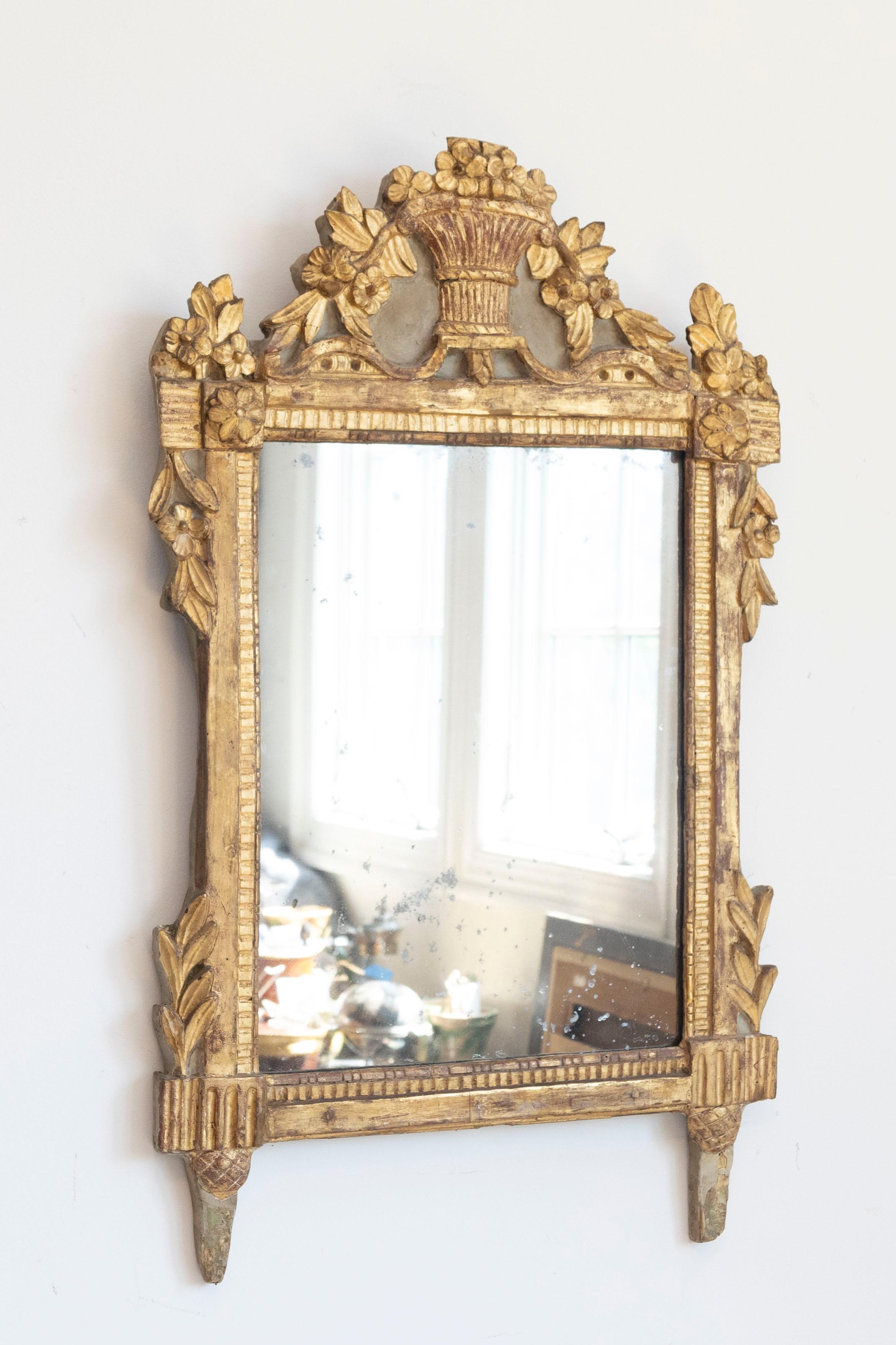 French Louis XVI 18th Century Giltwood Mirror with Carved Bouquet of Flowers For Sale 1