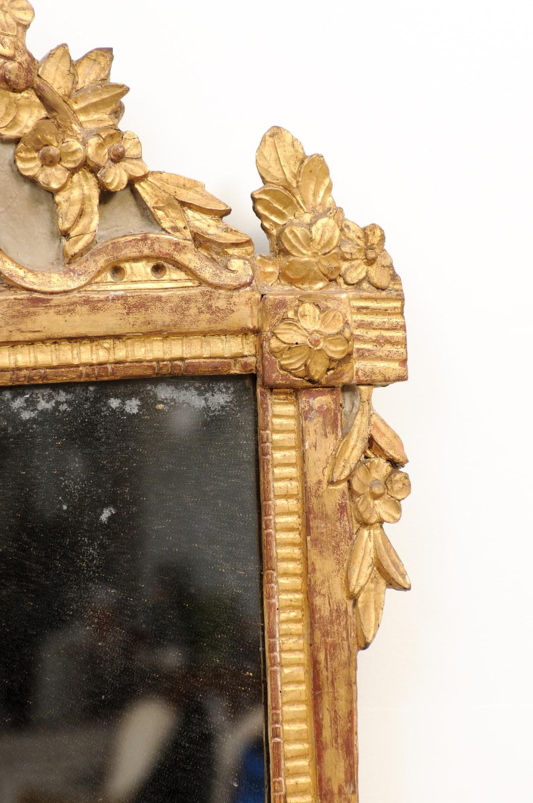 French Louis XVI 18th Century Giltwood Mirror with Carved Bouquet of Flowers For Sale 3