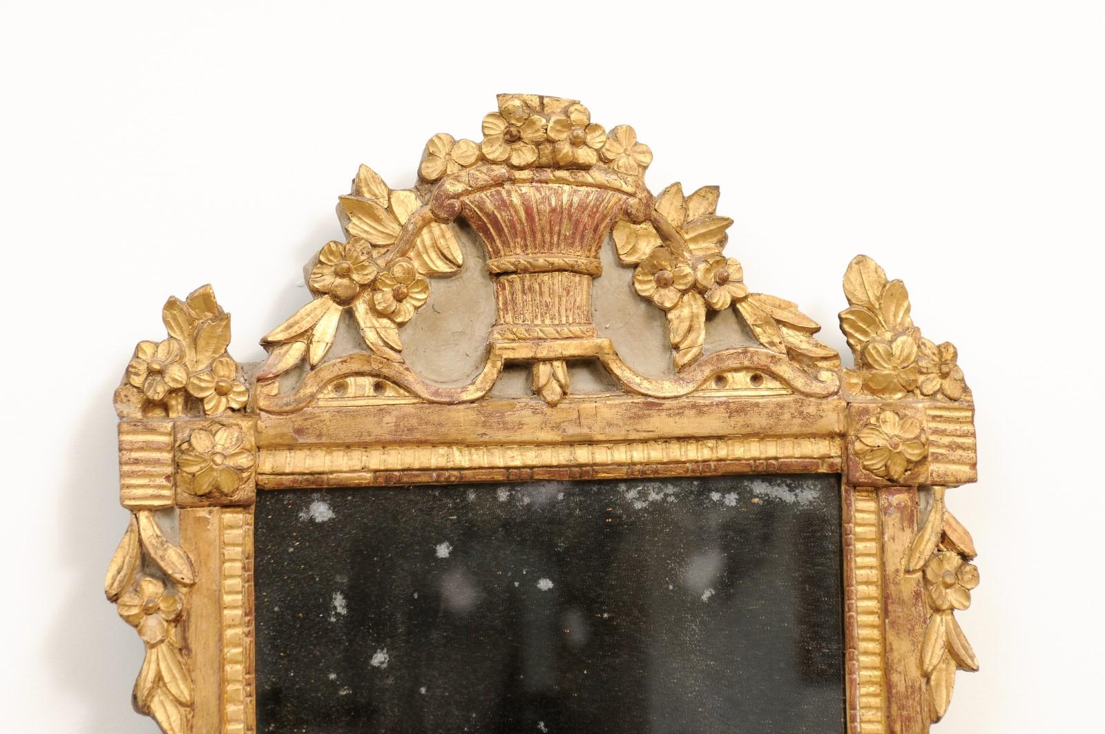 French Louis XVI 18th Century Giltwood Mirror with Carved Bouquet of Flowers For Sale 4