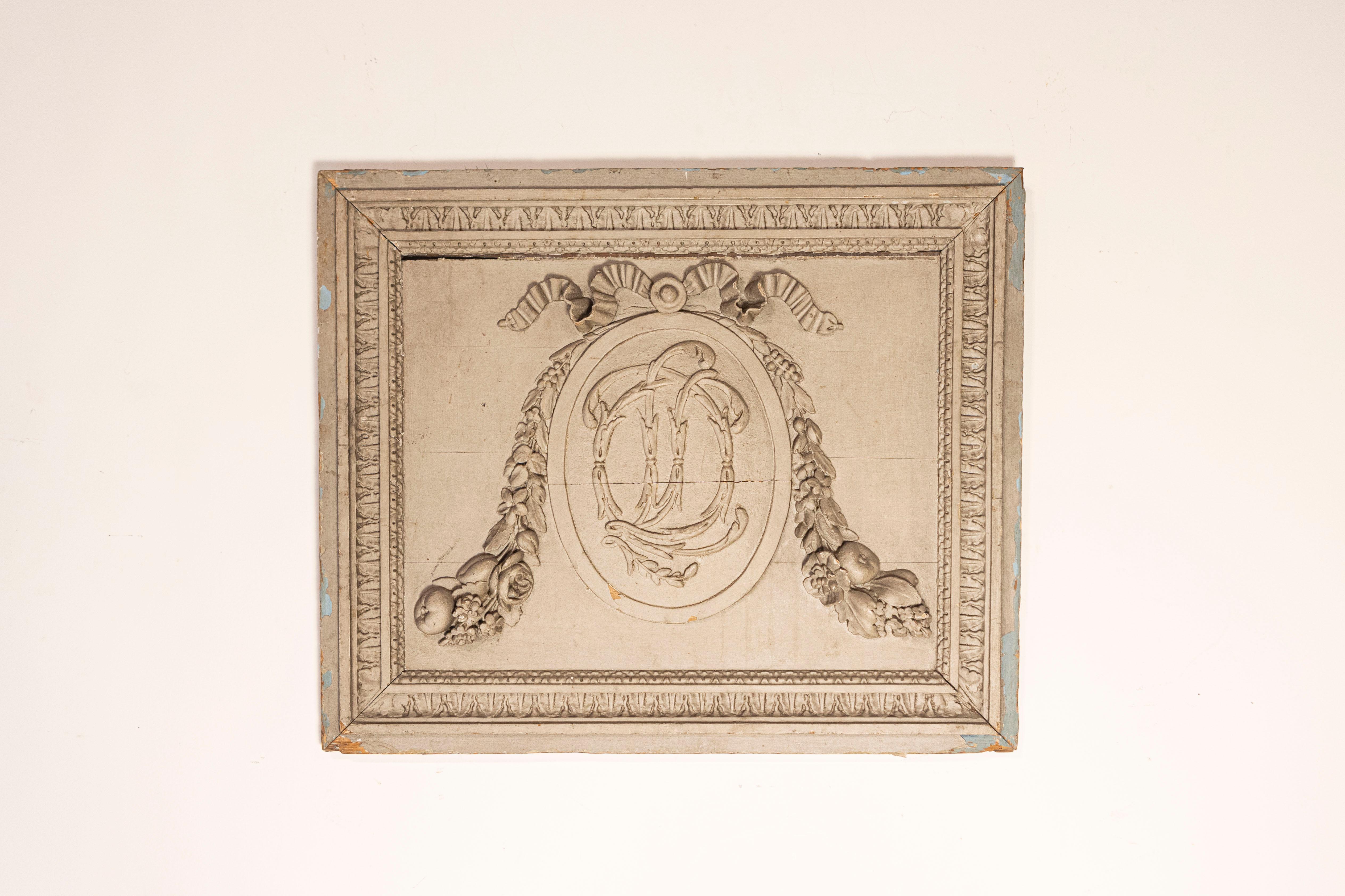 Pannello di boiserie in legno dipinto e intagliato a mano di epoca Luigi XVI, risalente alla fine del XVIII secolo, con monogramma, motivi di rondini e frutta. Nata in Francia nella seconda metà del XVIII secolo, questa squisita boiserie dipinta