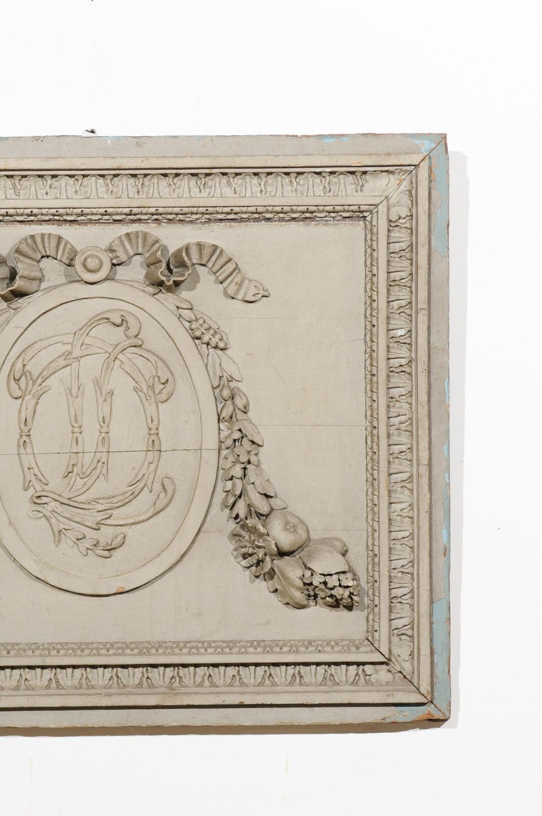 Sculpté à la main Panneau de boiserie français Louis XVI du 18ème siècle en bois peint et sculpté à la main en vente