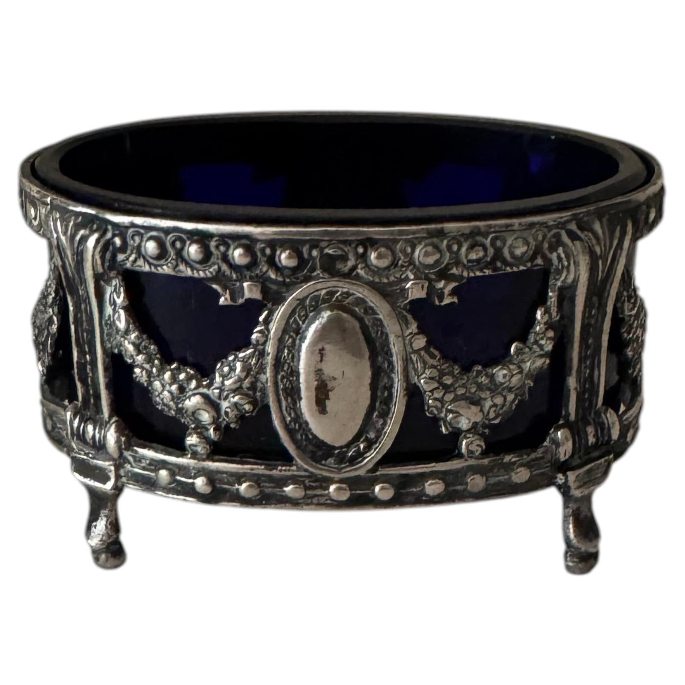 Salière française Louis XVI XVIIIe siècle en métal argenté et verre bleu cobalt en vente