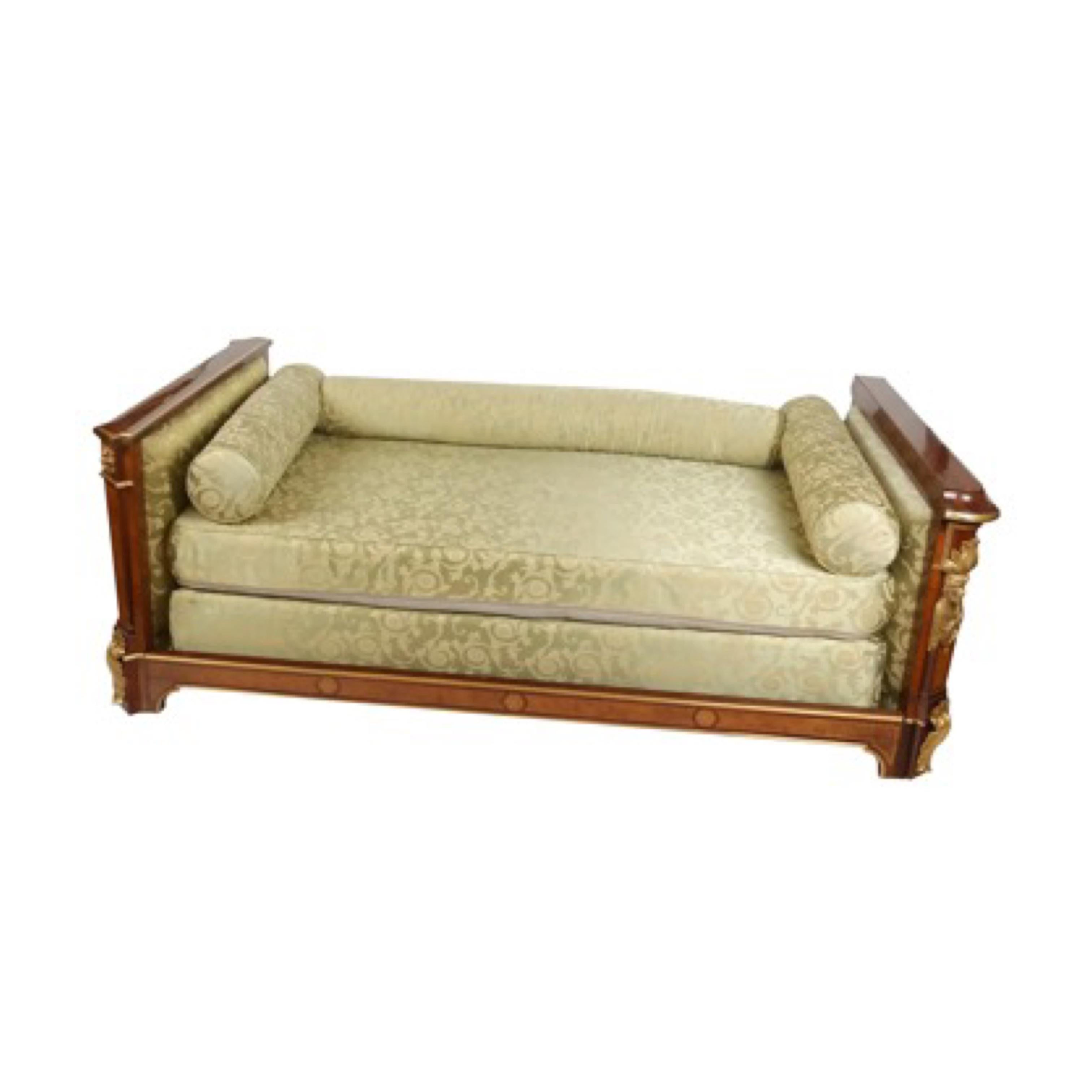 Französisches Louis XVI-Tagesbett aus vergoldeter Bronze und Tulpenholz mit Intarsien aus dem späten 19. Jahrhundert. Die Enden sind einzigartig - eines mit eingelegten Rosetten und floralen Intarsien und das andere mit vergoldeten Bacchusmasken und