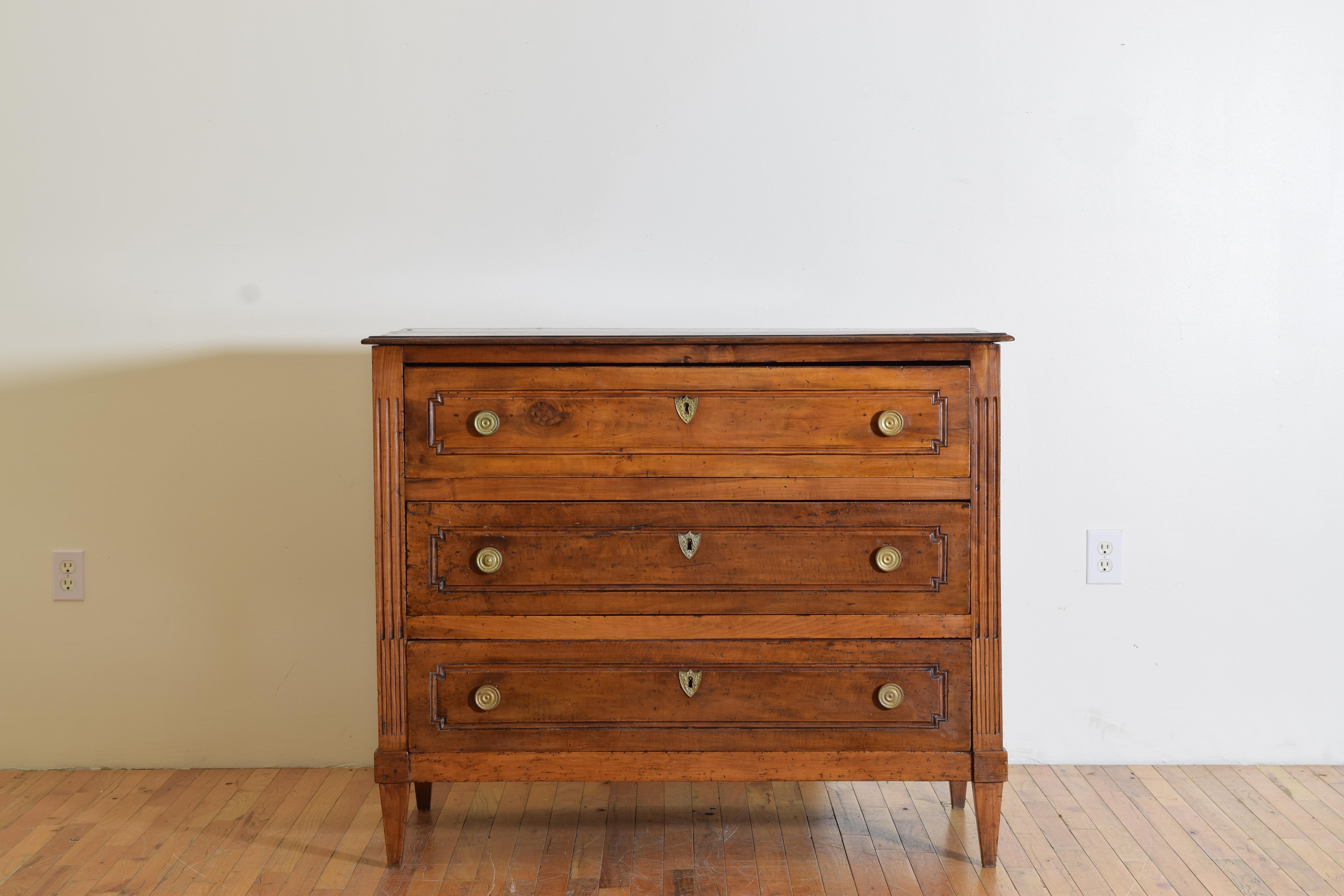 French Louis XVI 3-Drawer Commode in Carved Walnut, ca. 1780 In Good Condition For Sale In Atlanta, GA
