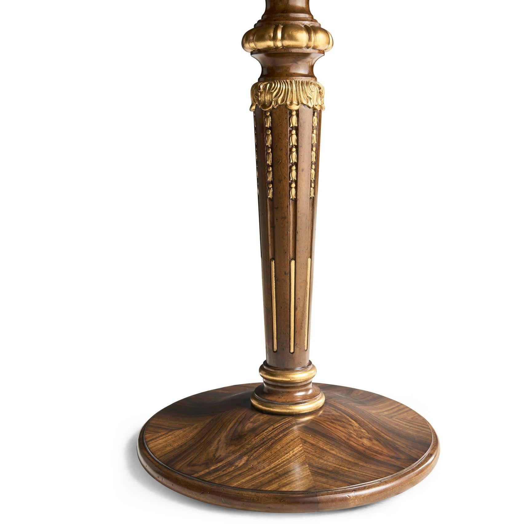 Cette table exquise incarne le summum du design français, ornée d'une marqueterie de feuilles d'érable et de glands magnifiquement complexe. Utilisant la technique Scagliola, chaque pièce de marqueterie est imprégnée d'une finition laquée blanche