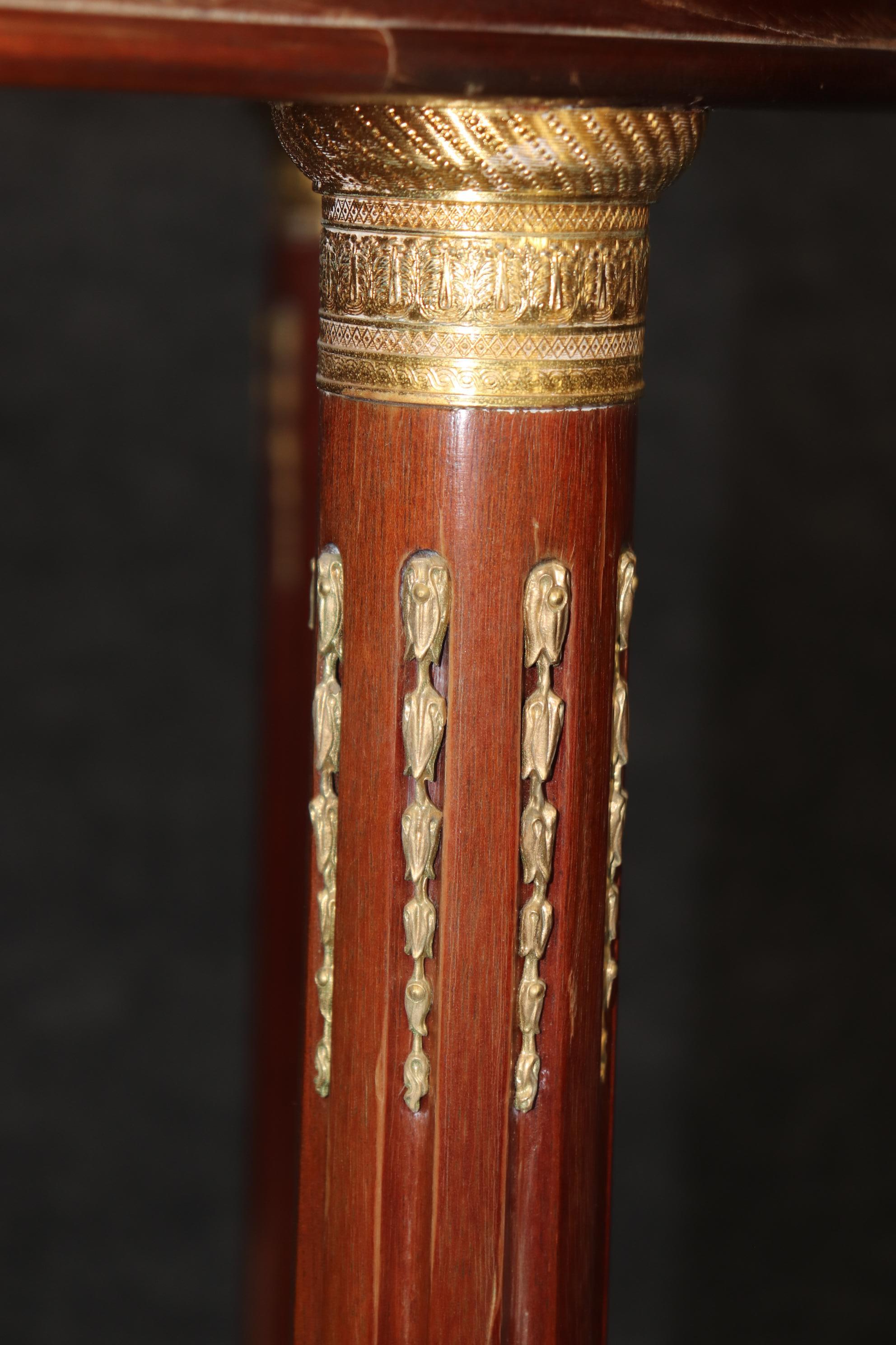 Table centrale Louis XVI montée en bronze albâtre à la manière de Sormani en vente 4