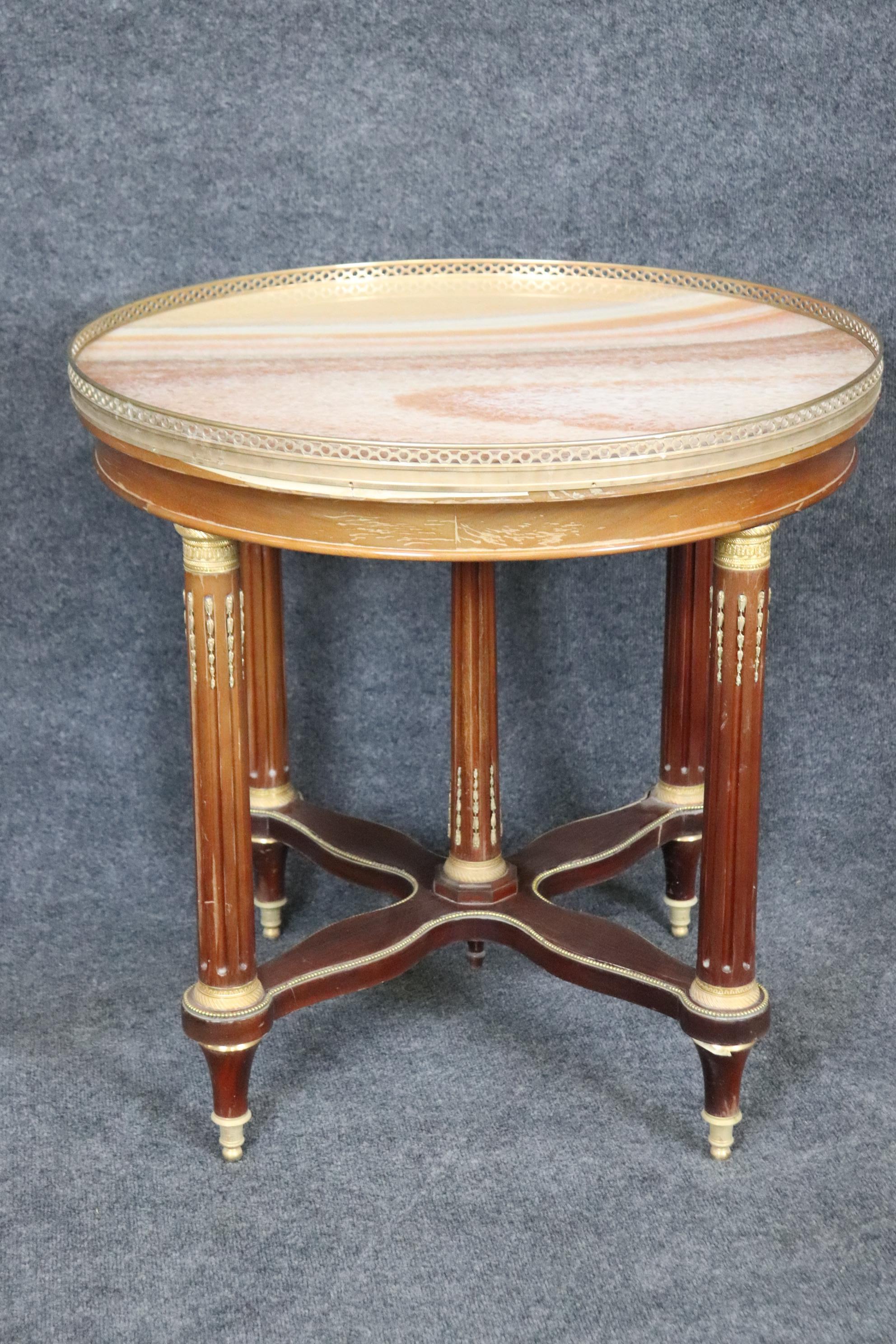 Table centrale Louis XVI montée en bronze albâtre à la manière de Sormani Bon état - En vente à Swedesboro, NJ