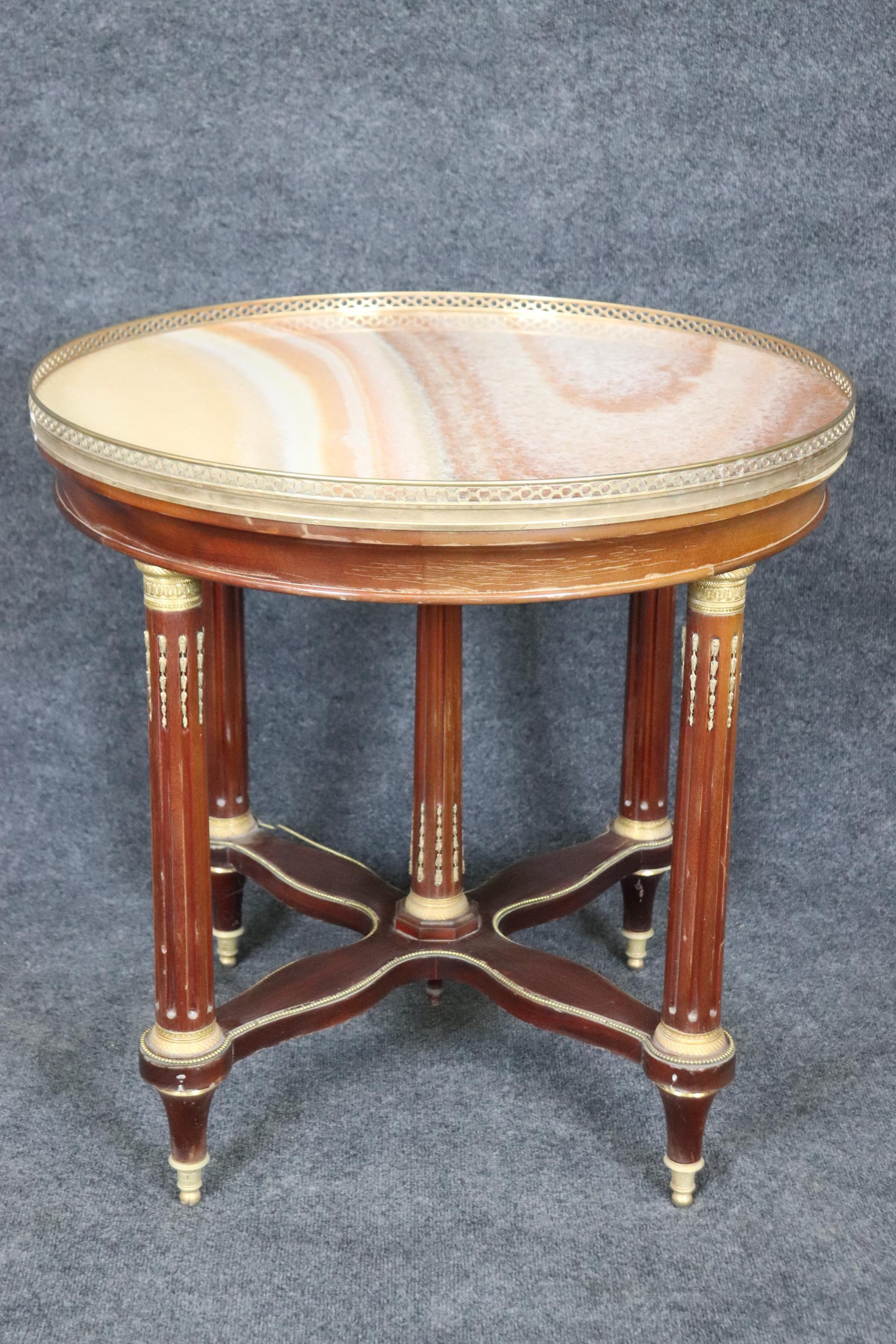 Début du 20ème siècle Table centrale Louis XVI montée en bronze albâtre à la manière de Sormani en vente