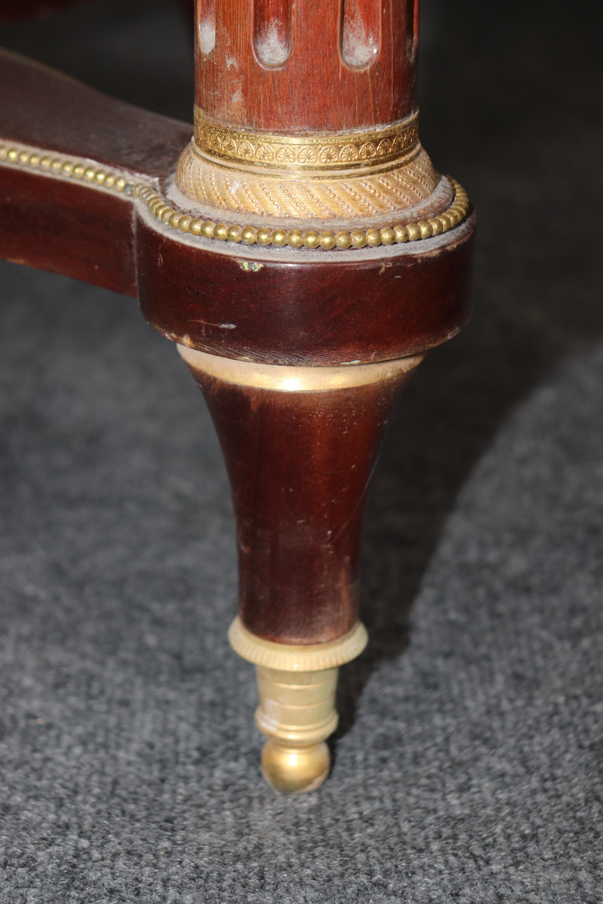 Table centrale Louis XVI montée en bronze albâtre à la manière de Sormani en vente 2