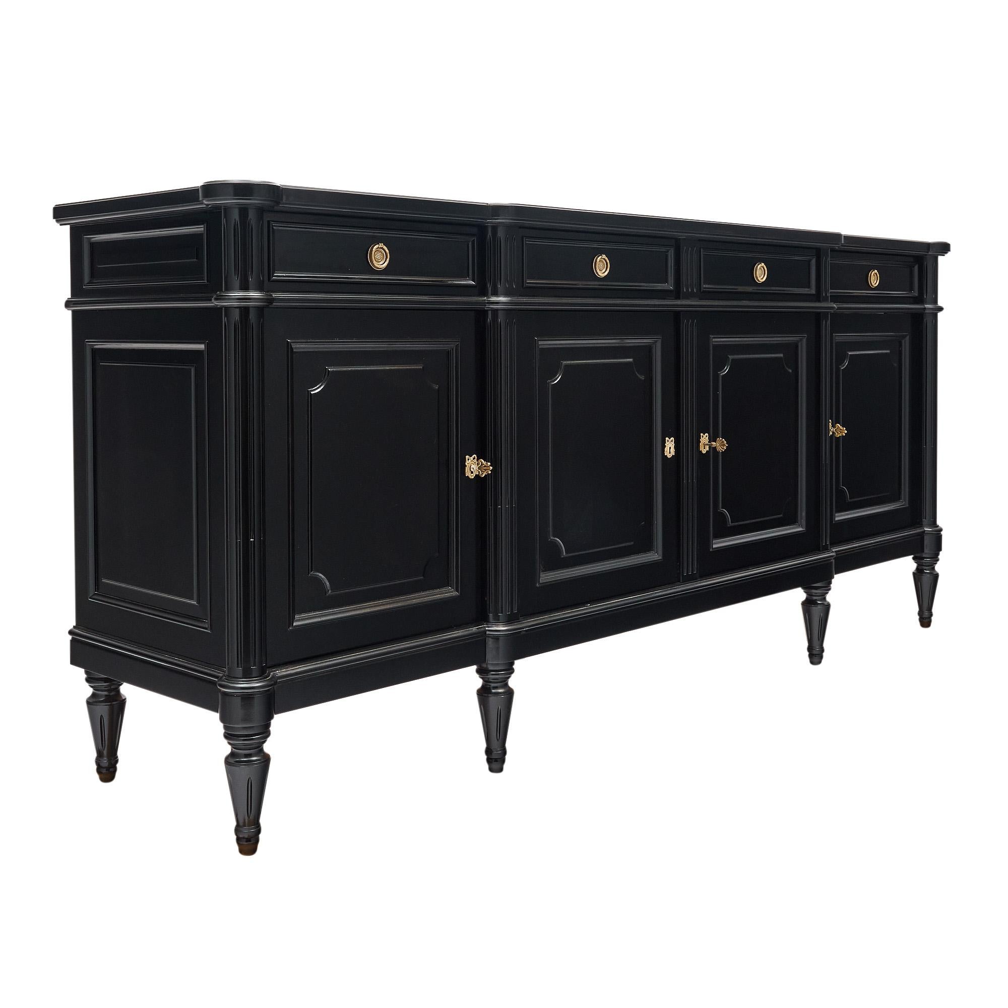 Buffet français de style Louis XVI. Cette pièce est fabriquée en bois massif, principalement en acajou. Elle a été ébonisée et finie avec un vernis français lustré de qualité muséale. Quatre tiroirs sculptés à la main et à queue d'aronde se trouvent