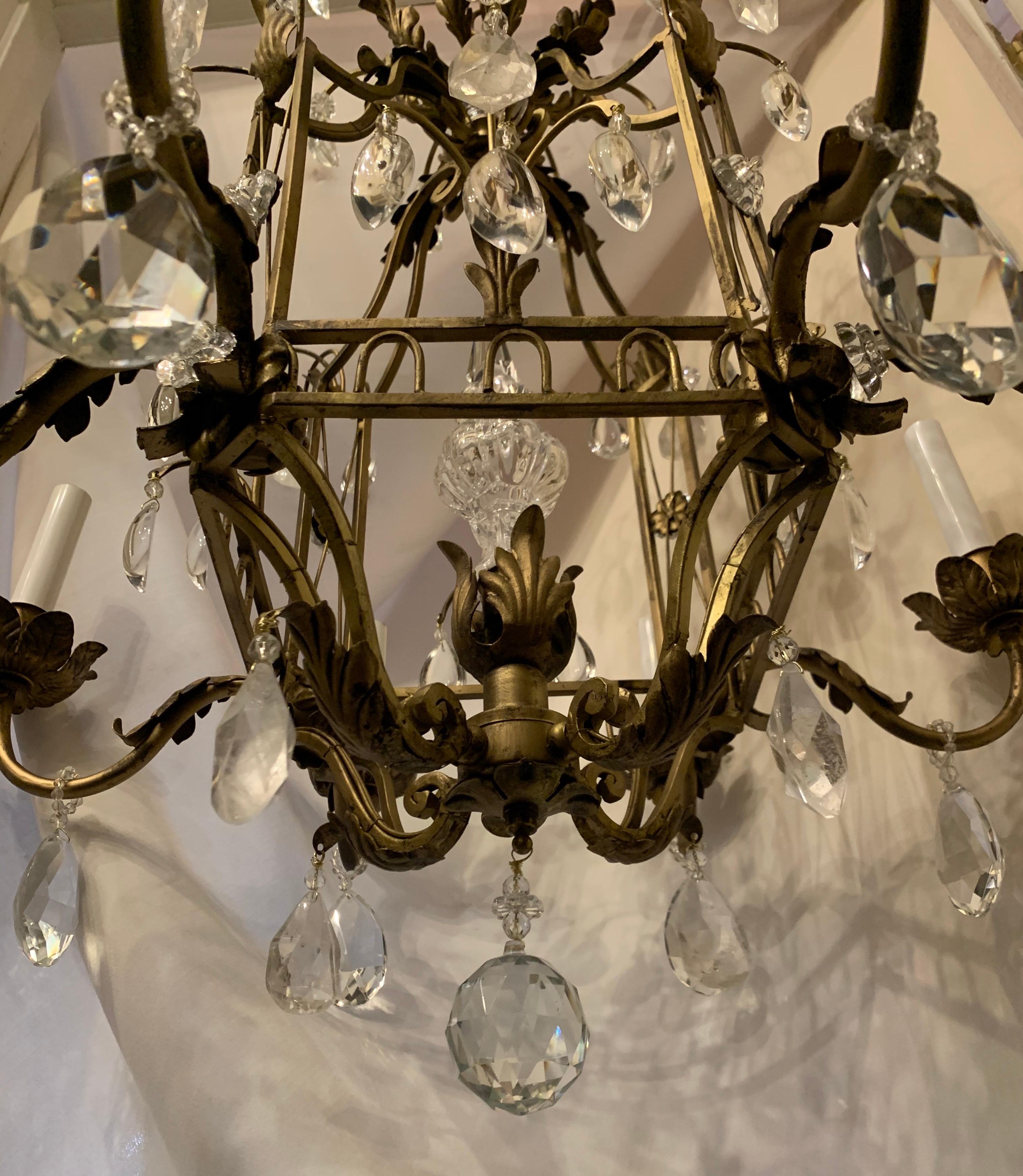 Dorato Lampadario francese Luigi XVI Baguès Rock Crystal a otto luci quadrate del Medioevo in vendita