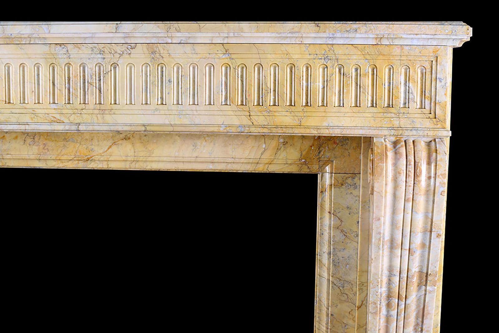 Antikes französisches Kaminsims aus Siena-Marmor im Louis-XVI.-Stil, 19. Jahrhundert im Zustand „Gut“ im Angebot in London, GB