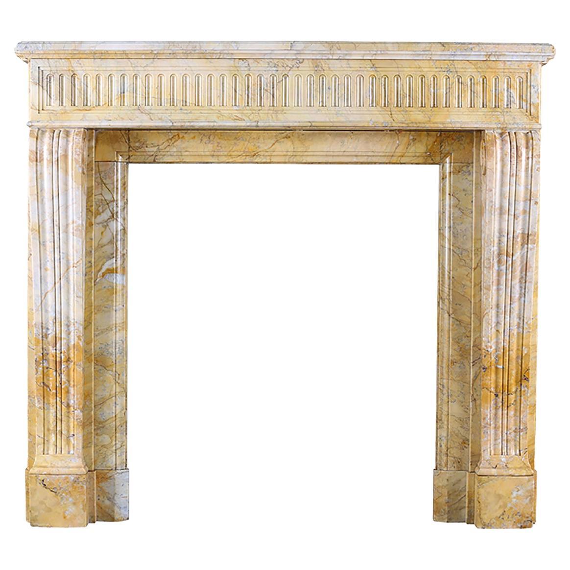 Cheminée ancienne Louis XVI en marbre de Sienne magnifiquement décorée, 19ème siècle