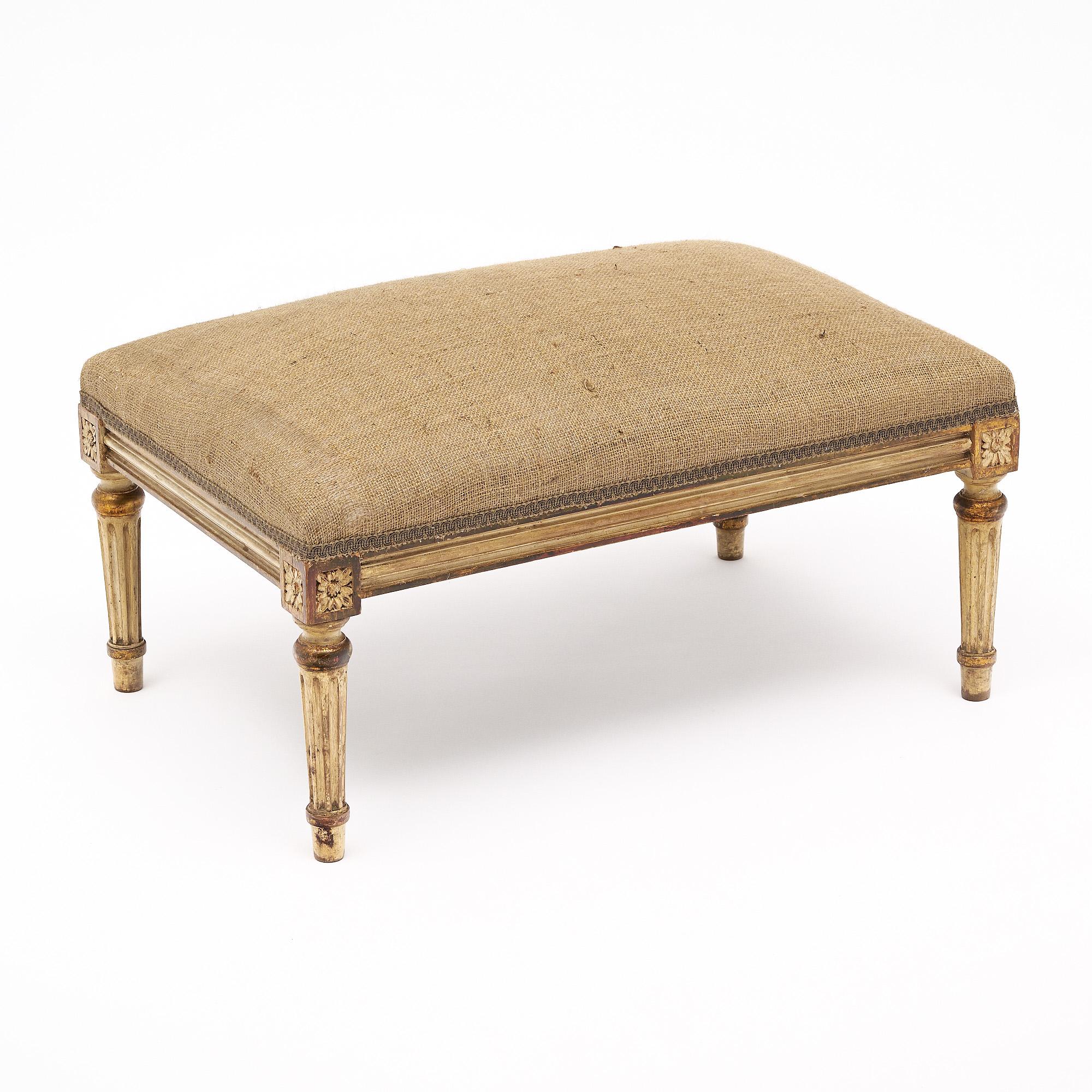 Panca, francese, in stile Luigi XVI. Il pezzo presenta dettagli intagliati a mano e i suoi colori originali patinati in avorio e foglia d'oro. Copertura tradizionale in iuta con finiture in Sage. Il pezzo è in ottime condizioni d'epoca, con solo una
