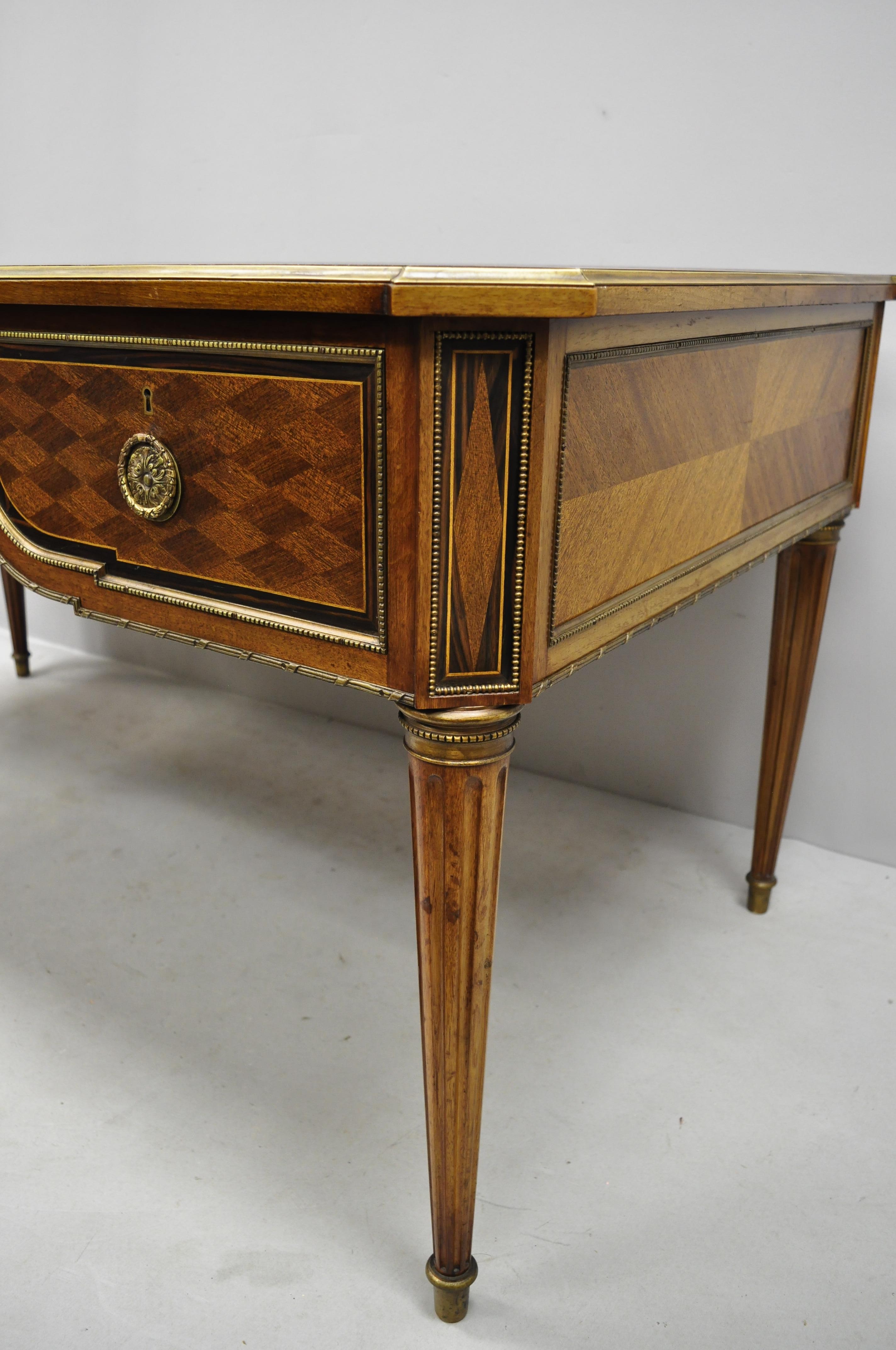 Französischer Schreibtisch mit schwarzer Lederplatte im Louis-XVI.-Stil von Simon Loscertales Bona 1