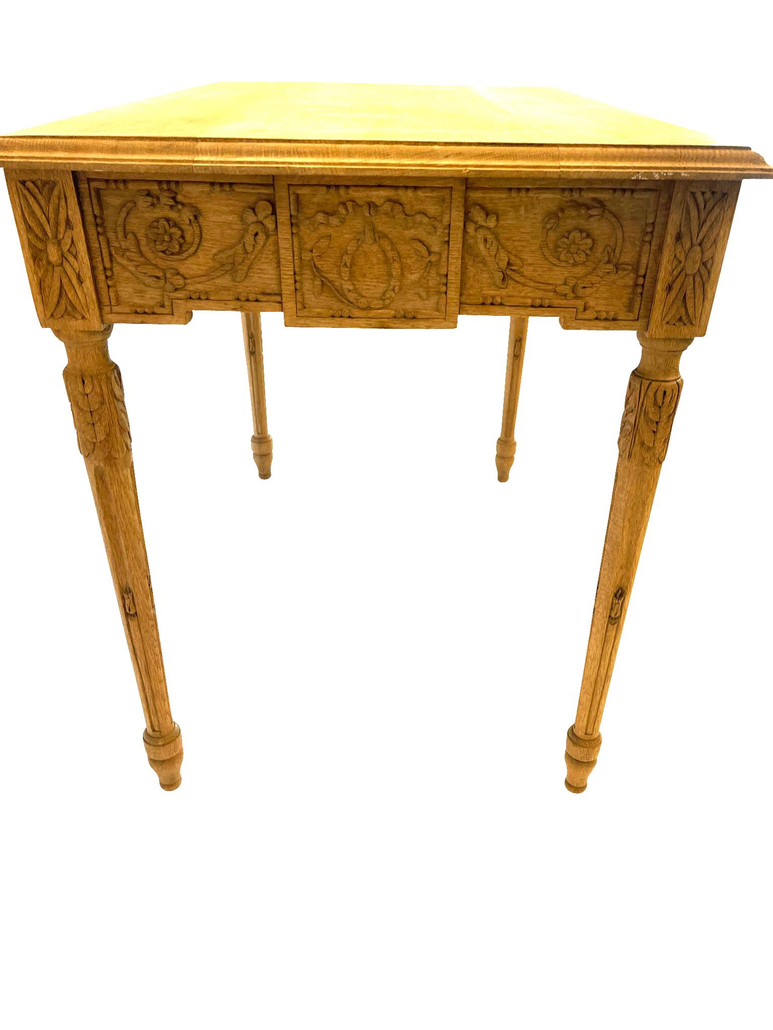 Français Table d'appoint française en chêne blanchi de style Louis XVI avec motifs sculptés néoclassiques  en vente