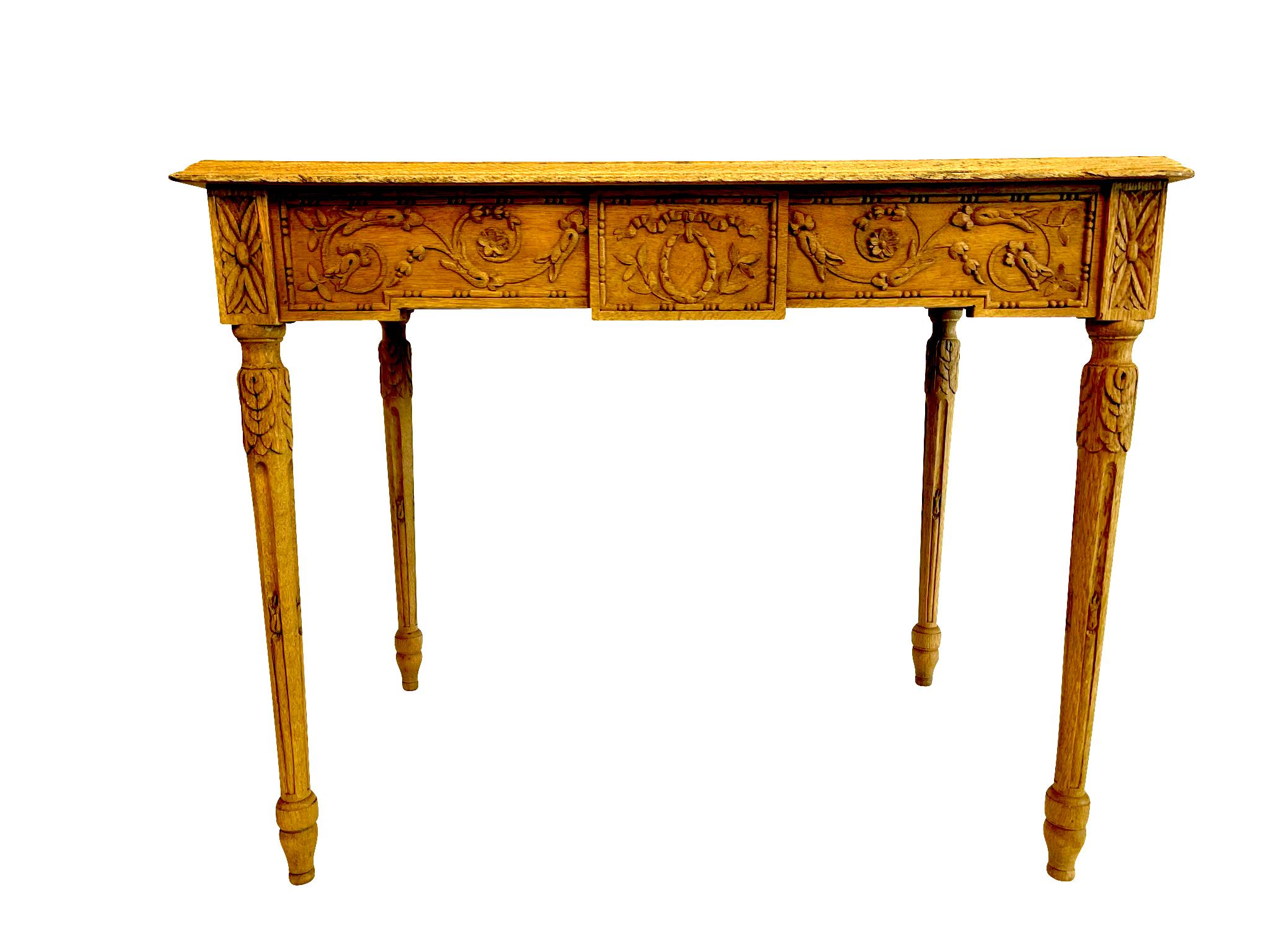 Blanchi Table d'appoint française en chêne blanchi de style Louis XVI avec motifs sculptés néoclassiques  en vente