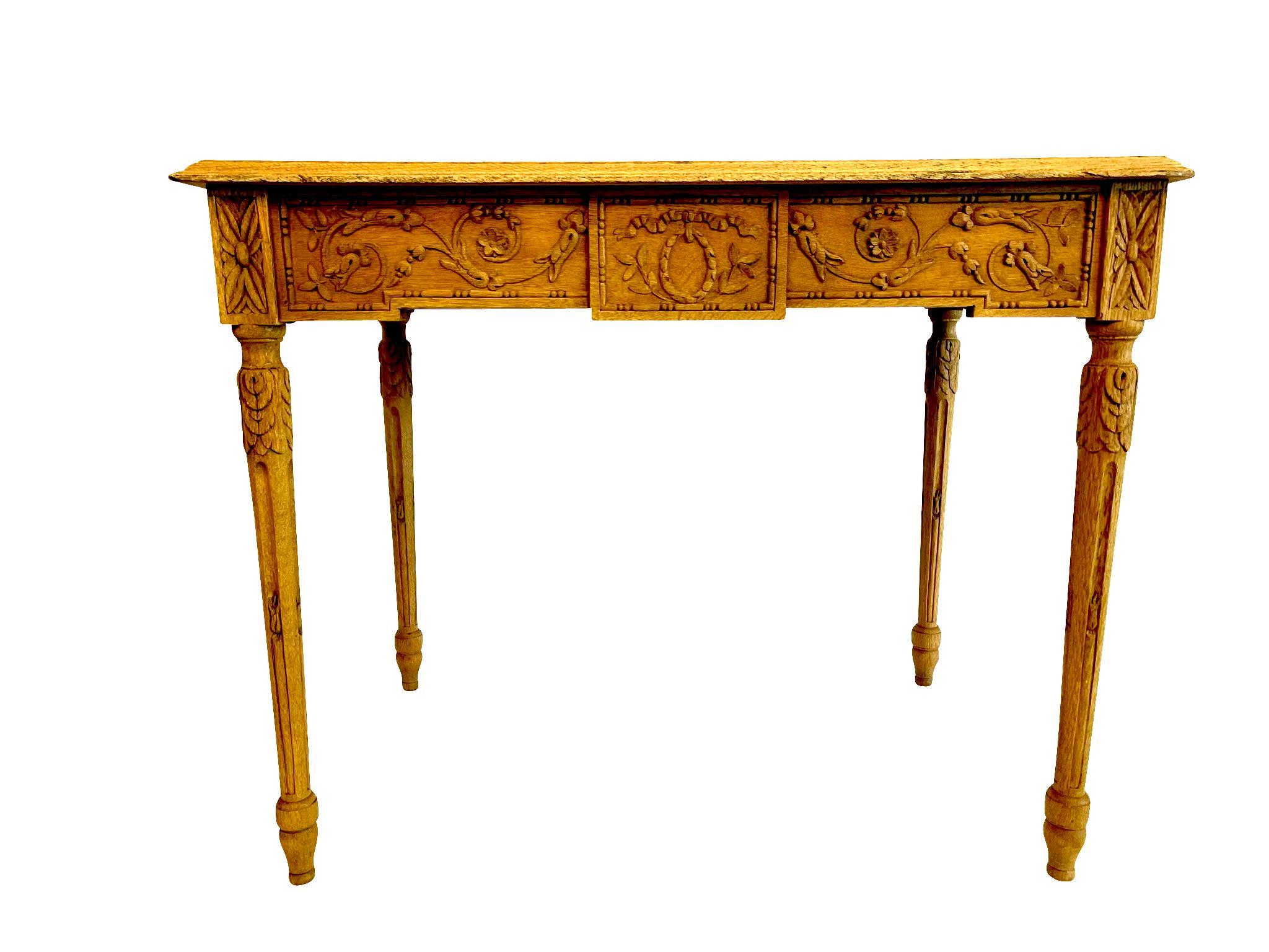 French Louis XVI Bleached Oak Side Table with Neoclassical Carved Designs Francés en venta