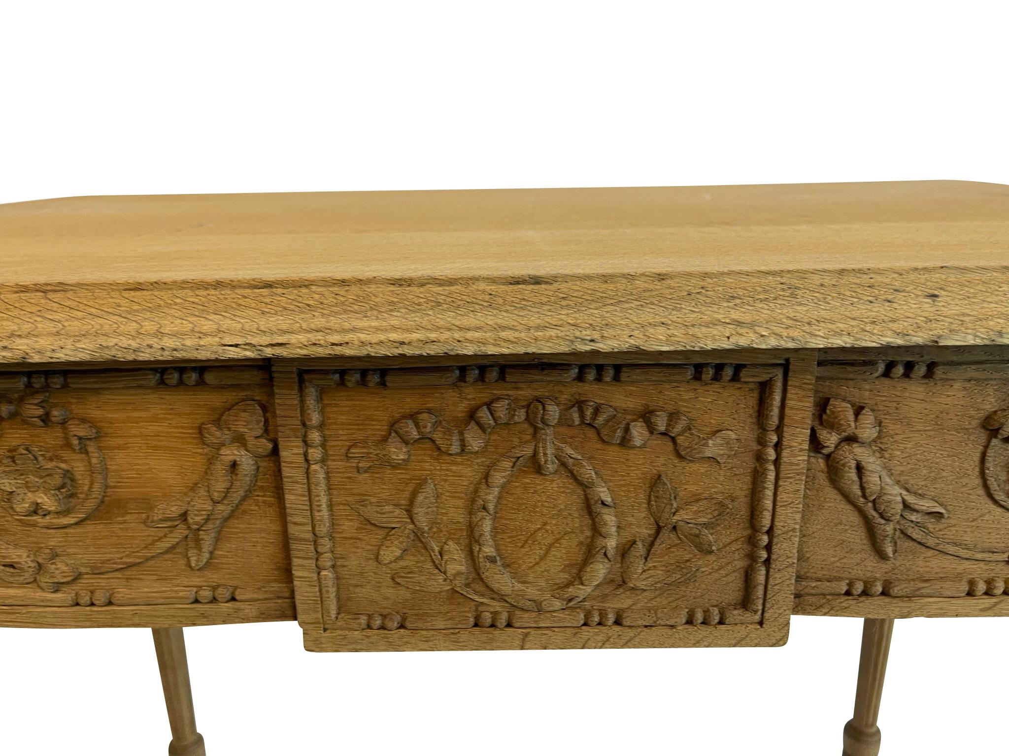 XIXe siècle Table d'appoint française en chêne blanchi de style Louis XVI avec motifs sculptés néoclassiques  en vente