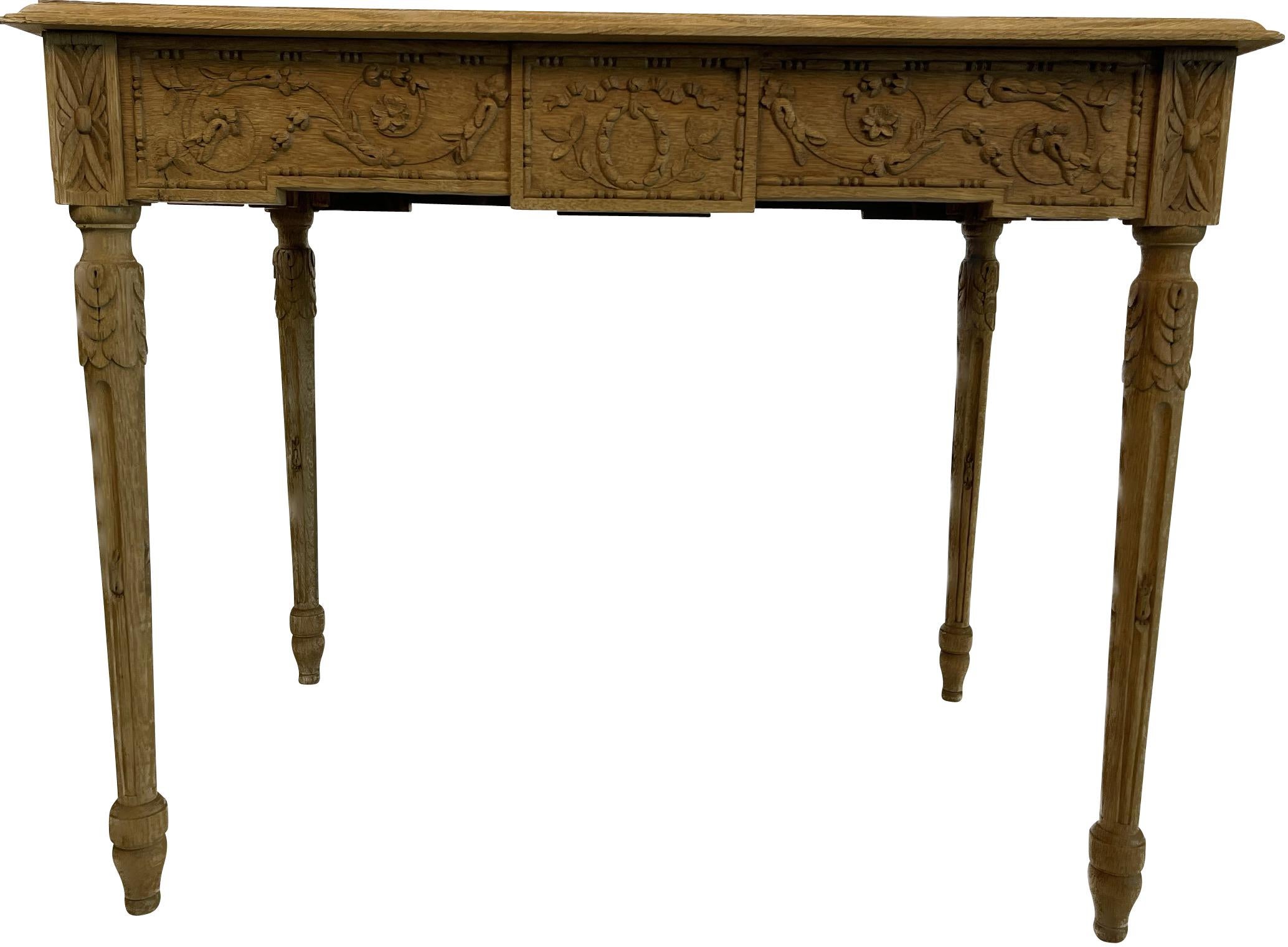 Chêne Table d'appoint française en chêne blanchi de style Louis XVI avec motifs sculptés néoclassiques  en vente