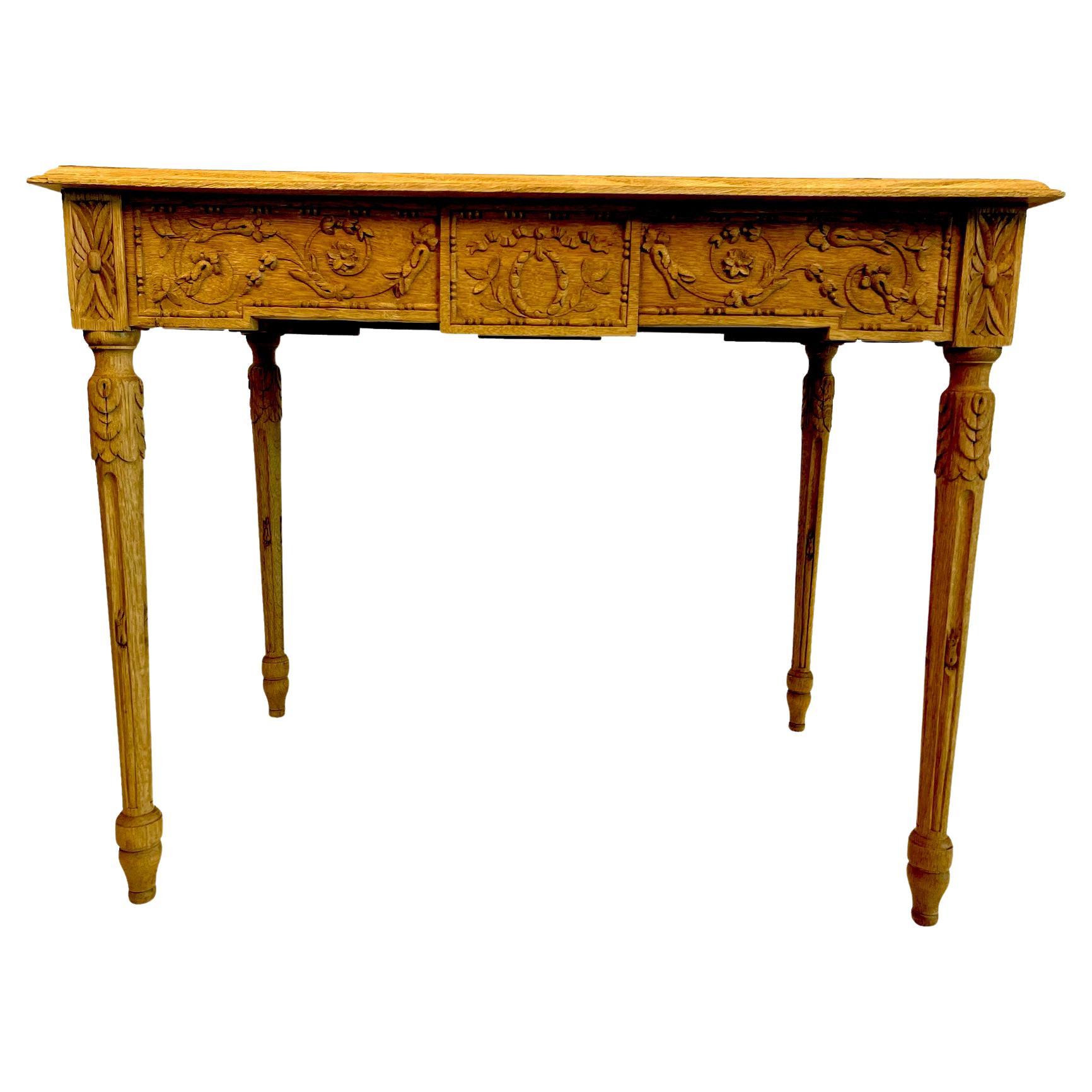 Table d'appoint française en chêne blanchi de style Louis XVI avec motifs sculptés néoclassiques  en vente