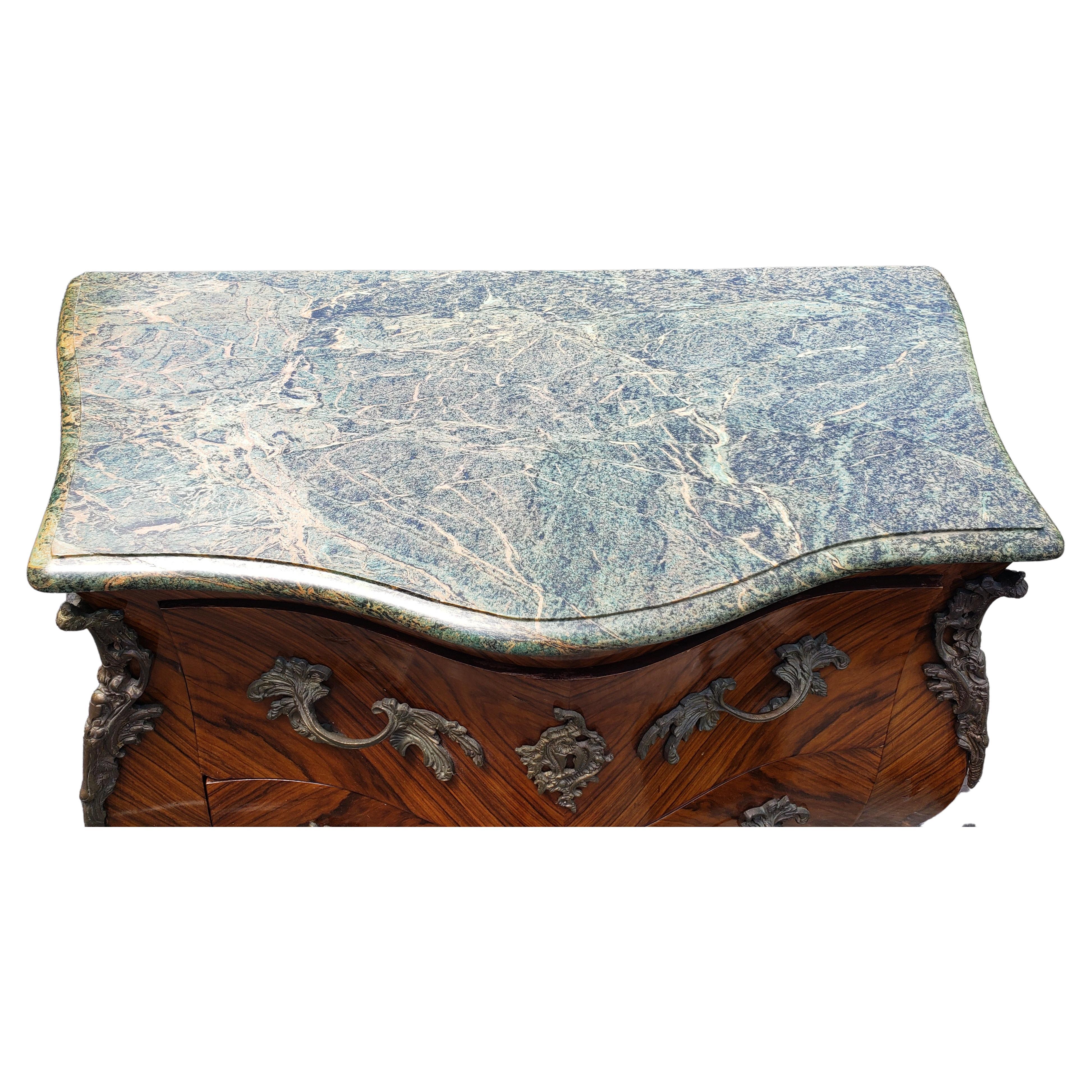 Marqueterie Commode française Louis XVI en marqueterie de bombe et bronze doré avec dessus en marbre, années 1880