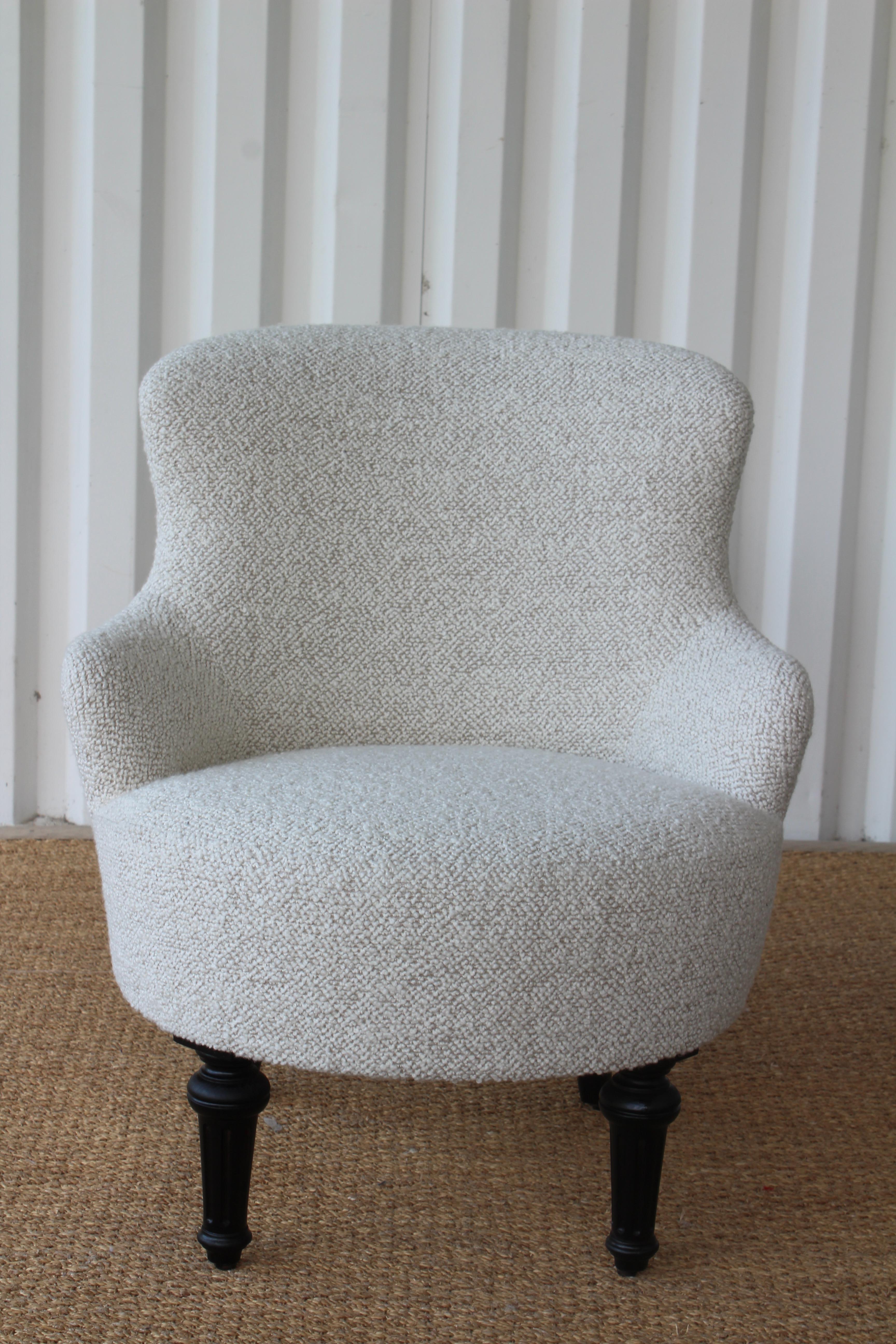 Vieux fauteuil boudoir français. Rembourré dans un mélange de laine bouclé et nubby. Les pieds en noyer ont été refinis en noir satiné. En excellent état.