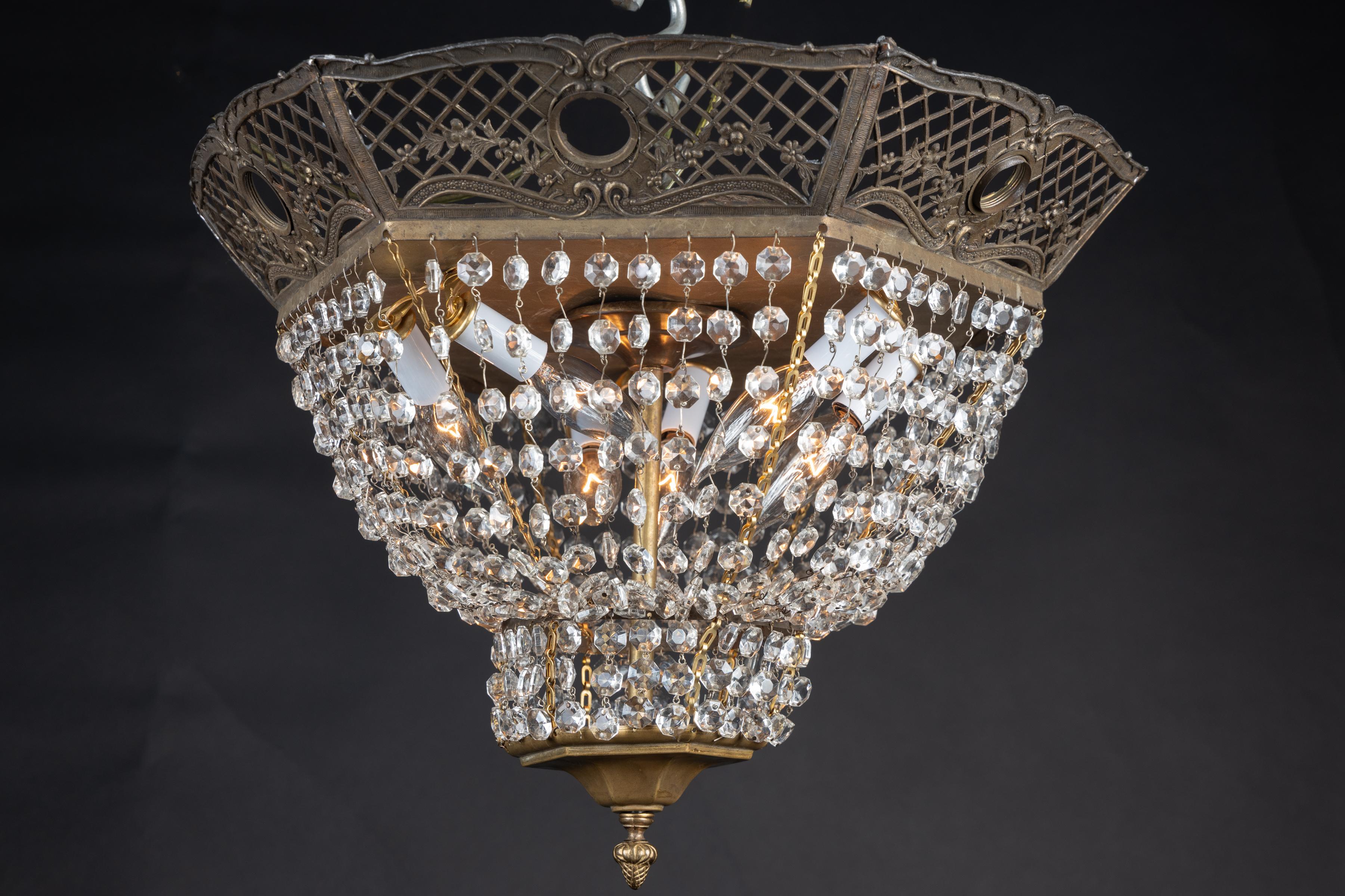 Lampada a sospensione francese dell'inizio del XX secolo Luigi XVI in bronzo e cristallo con piano esagonale in bronzo reticolato ornato di ghirlande

Ogni pezzo nel nostro negozio è ricablato professionalmente e funzionante. Sono stati ricablati