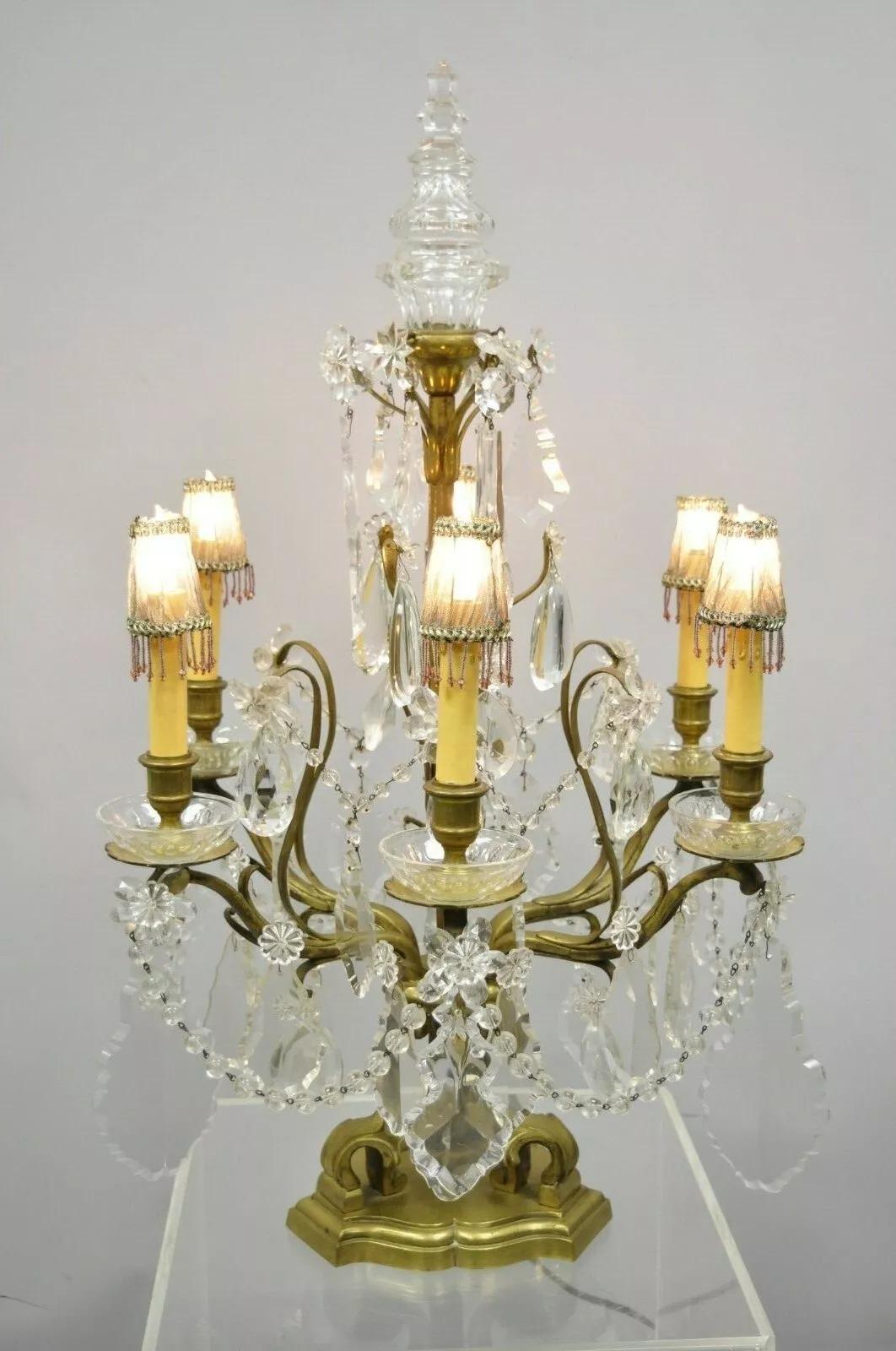 Antique French Louis XVI Style Bronce & Cristal Prisma Girandole Electrified Candelabra Lamp. El artículo presenta un marco de bronce, grandes prismas de cristal impresionantes, remate de cristal, pantallas de cuentas, 6 brazos electrificados,