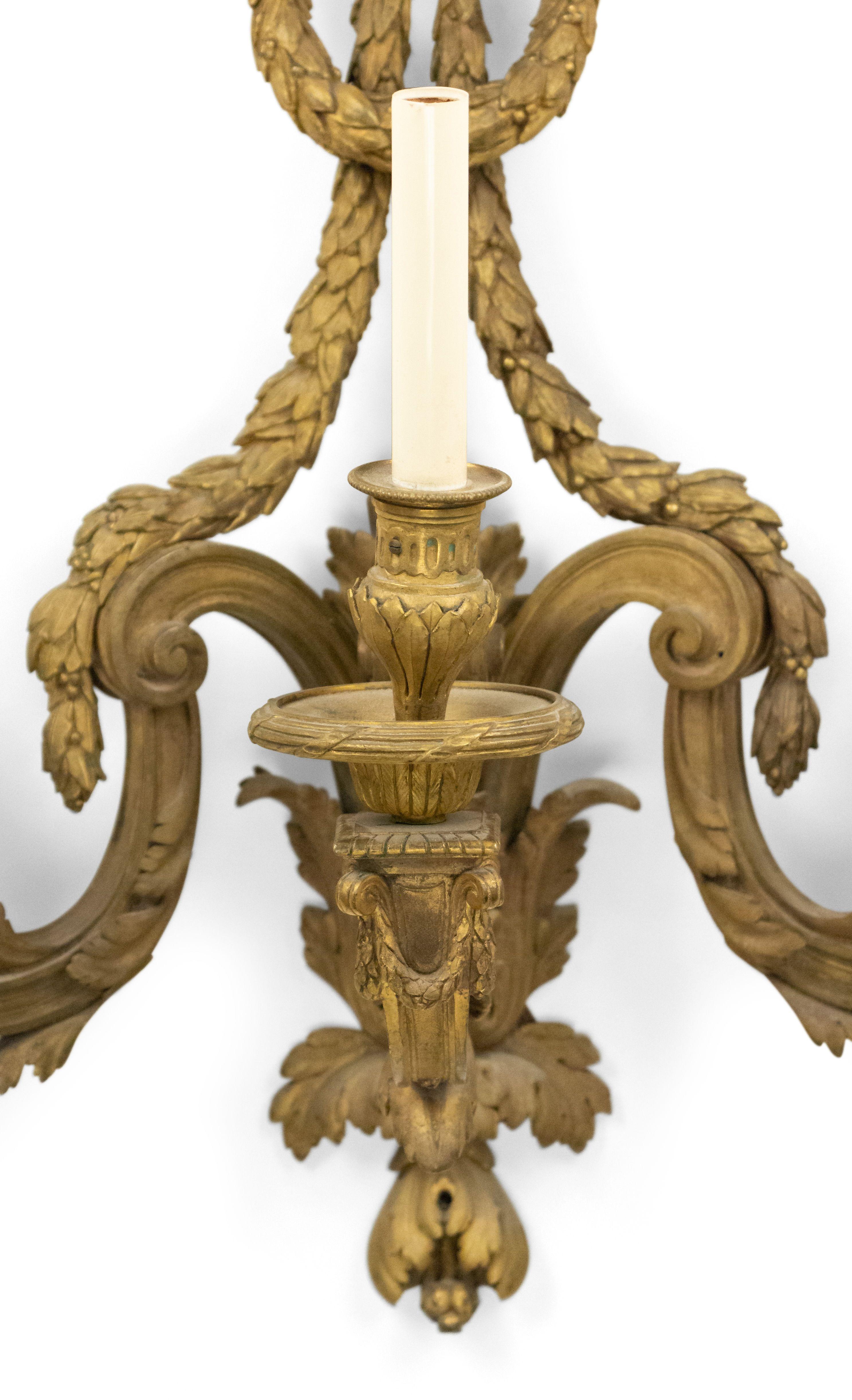 French Louis XVI Bronze Dore Bow Knot Wall Sconce In Good Condition For Sale In New York, NY