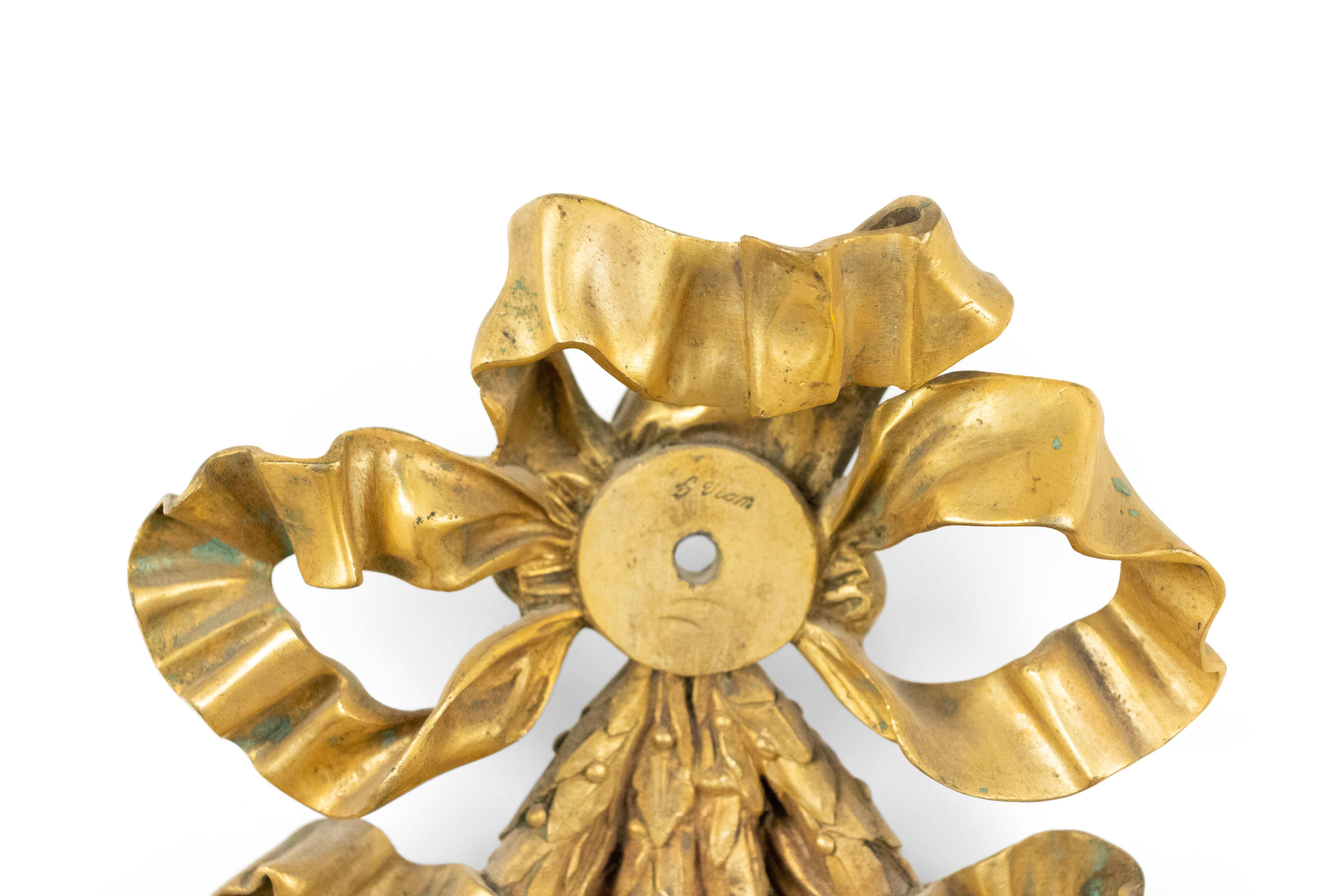 French Louis XVI Bronze Dore Bow Knot Wall Sconce In Good Condition For Sale In New York, NY