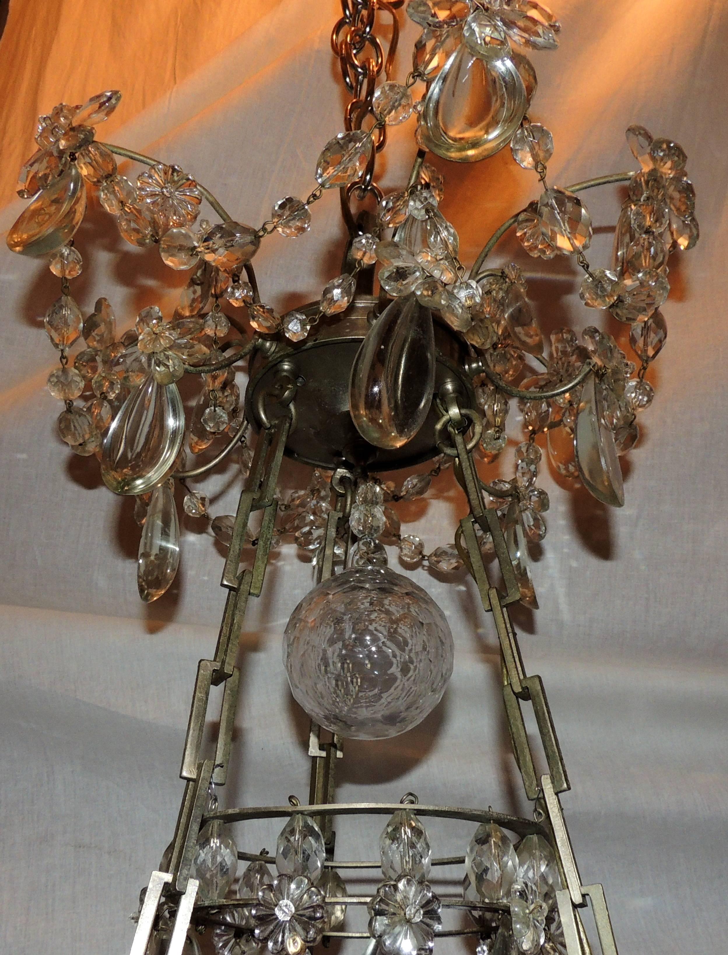 Lampadario neoclassico francese Luigi XVI in bronzo argentato spazzolato con perline di cristallo In condizioni buone in vendita a Roslyn, NY