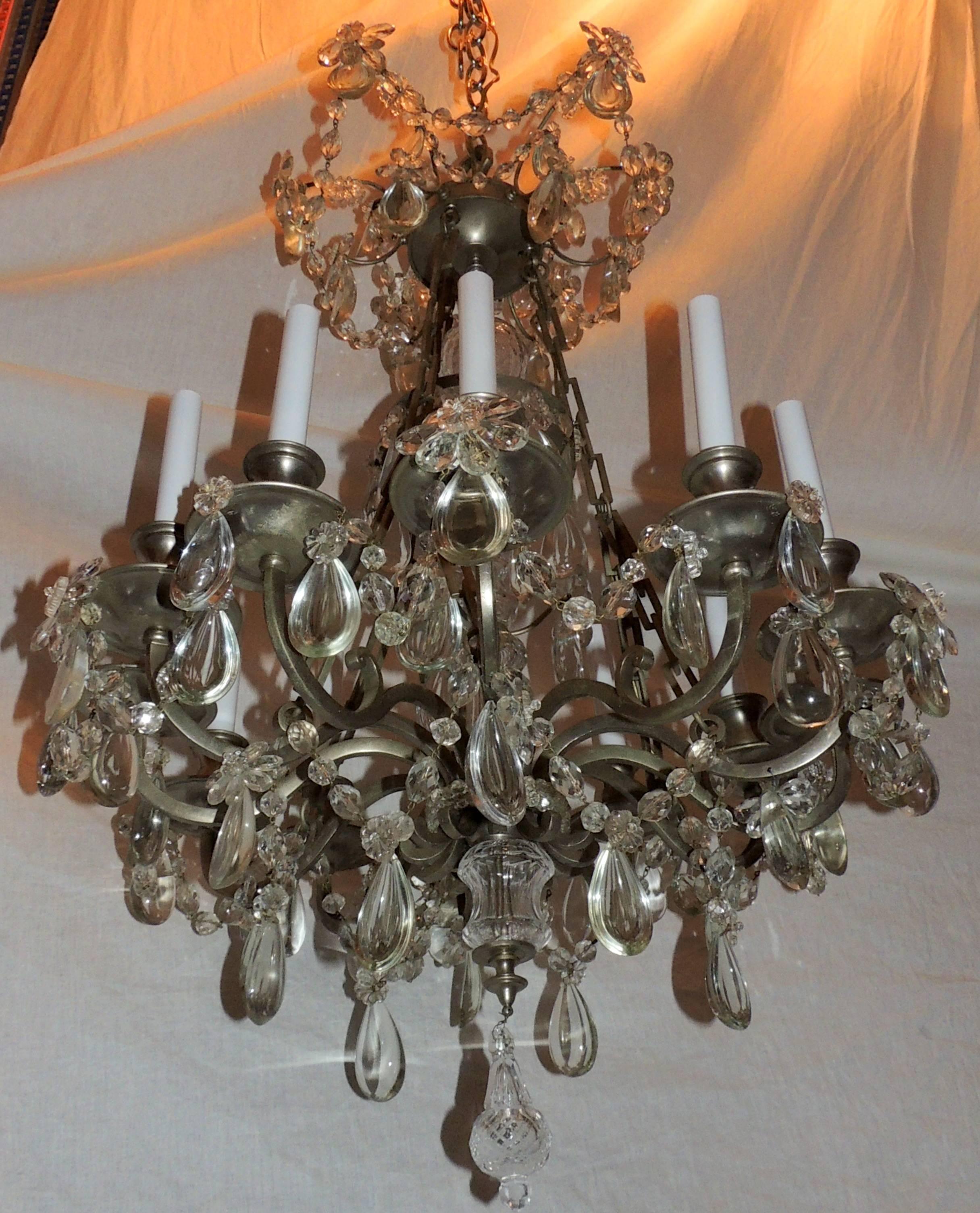 Inizio XX secolo Lampadario neoclassico francese Luigi XVI in bronzo argentato spazzolato con perline di cristallo in vendita
