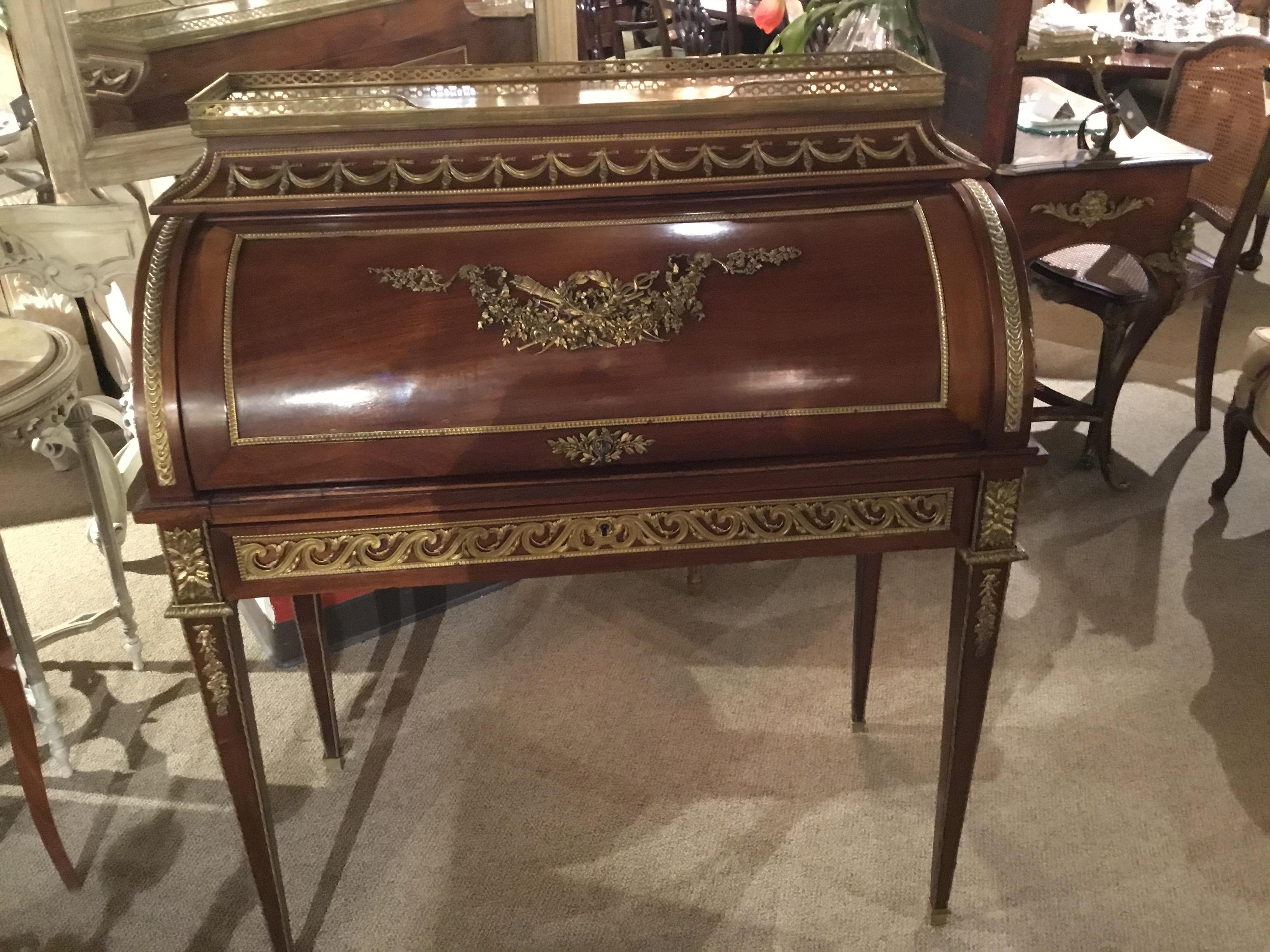 French Louis XVI Bureau a Cylindre, Mahogany and Gilt Bronze Mounts In Good Condition For Sale In Houston, TX