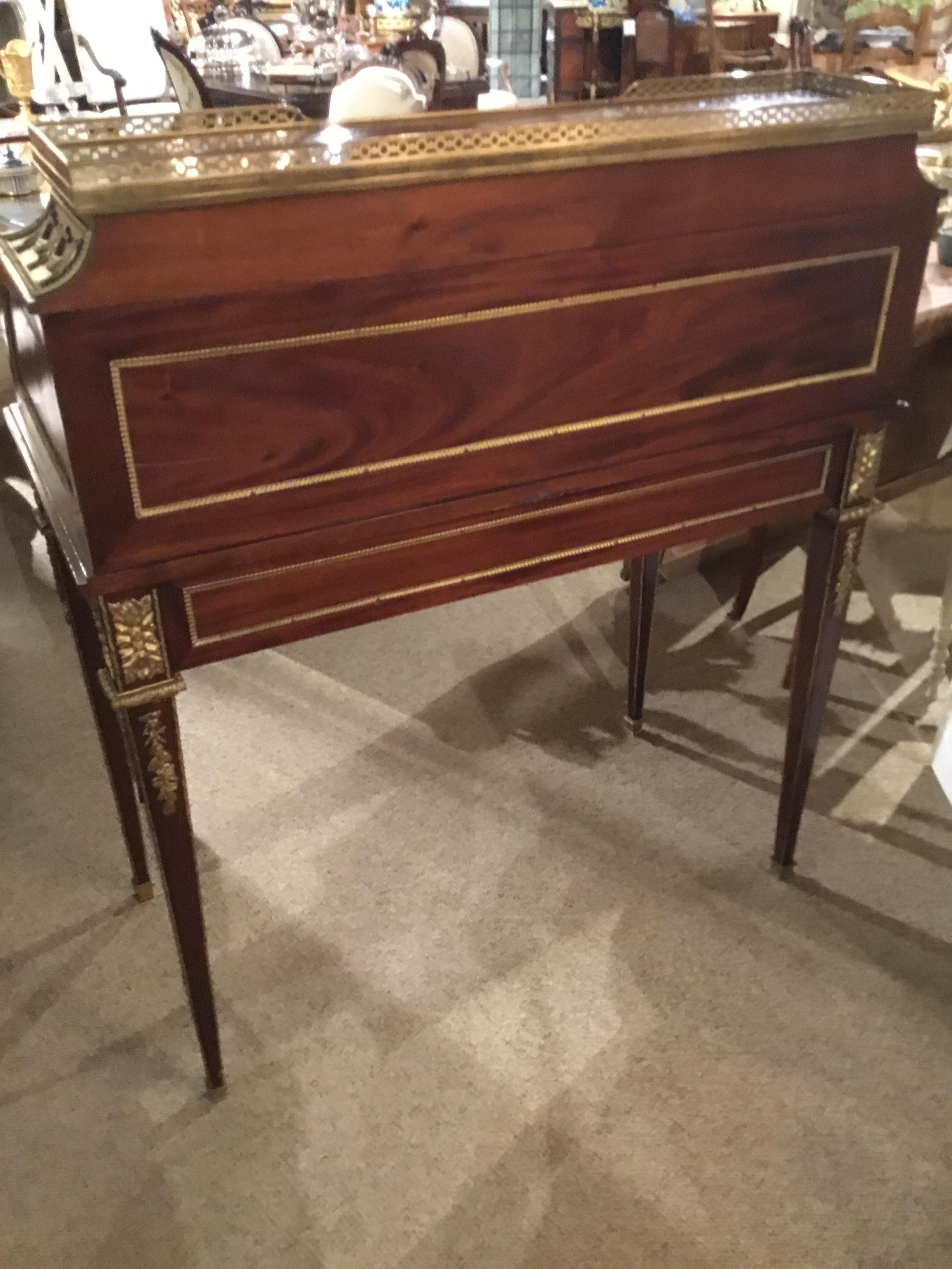 XIXe siècle Bureau français Louis XVI à montures cylindriques, acajou et bronze doré en vente