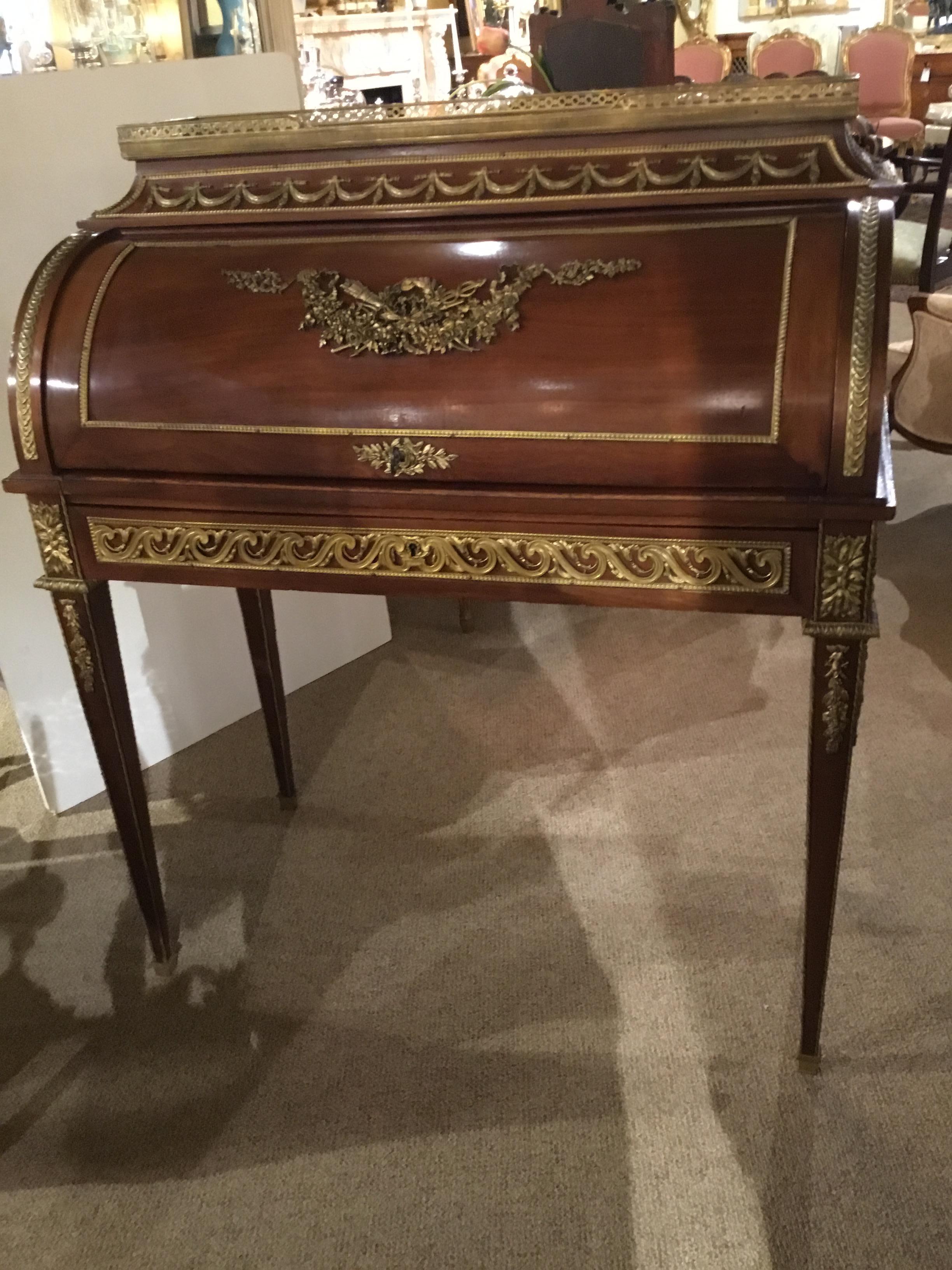 Acajou Bureau français Louis XVI à montures cylindriques, acajou et bronze doré en vente