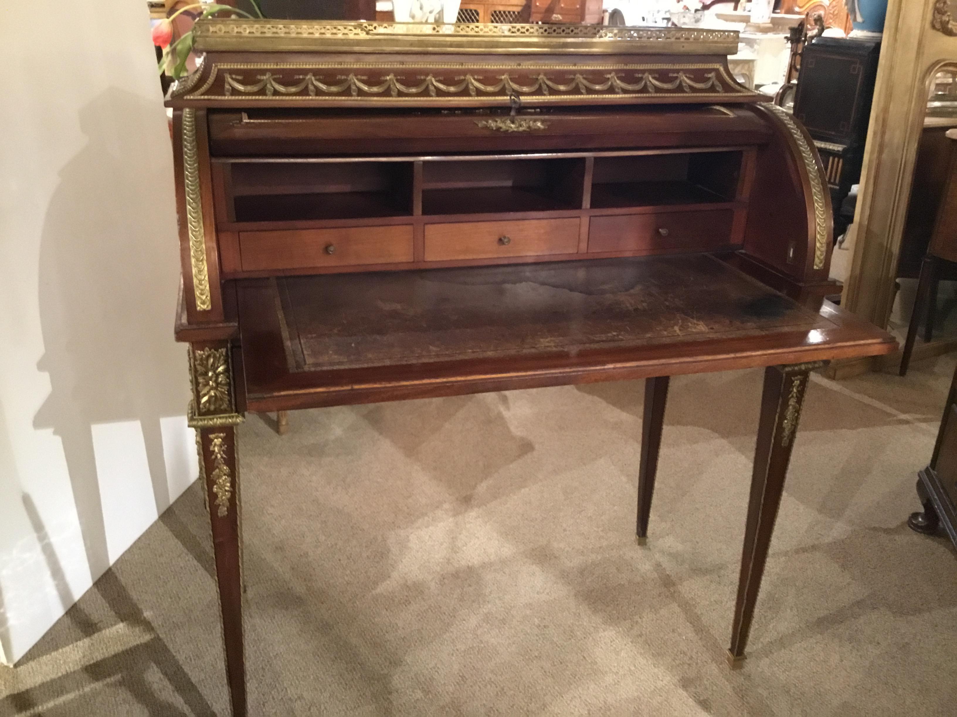 French Louis XVI Bureau a Cylindre, Mahogany and Gilt Bronze Mounts For Sale 4