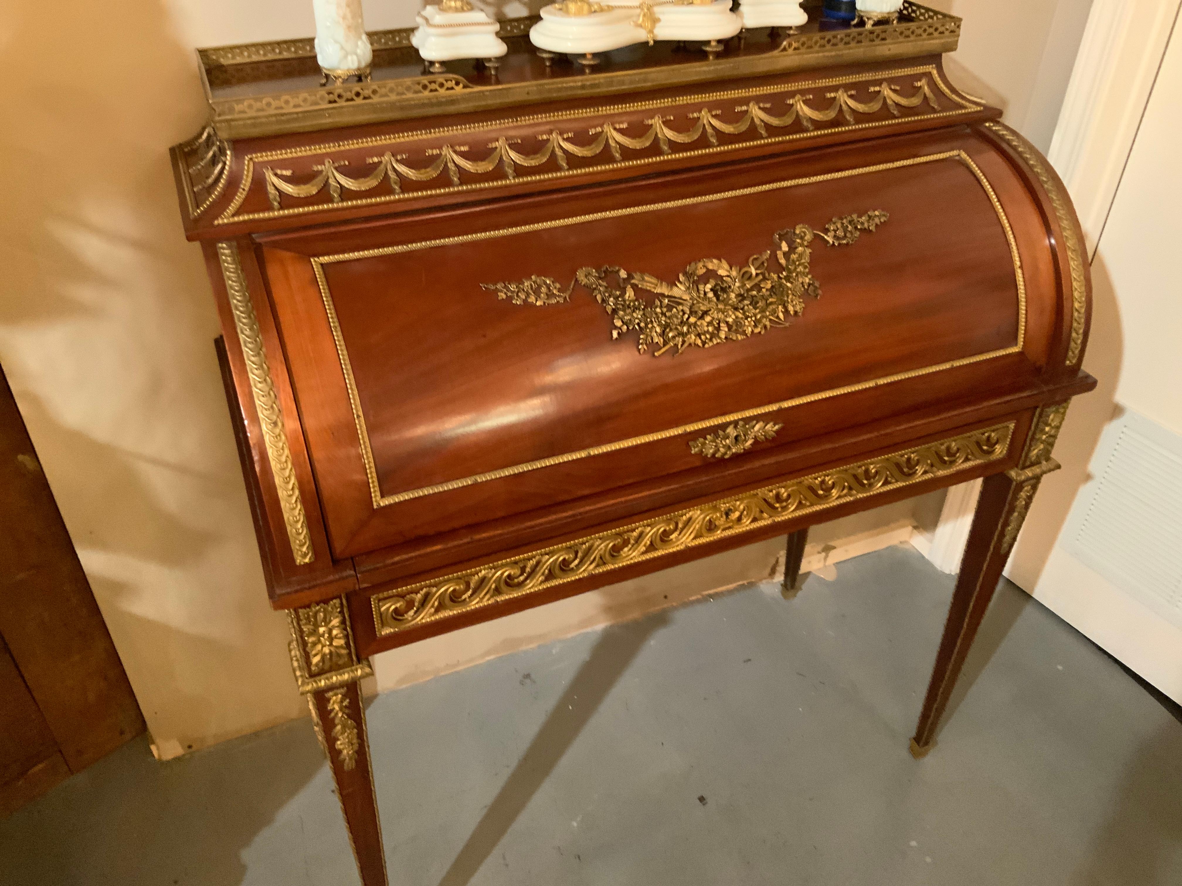 Bureau a Cylindre francese Luigi XVI, mogano e montature in bronzo dorato in vendita 4