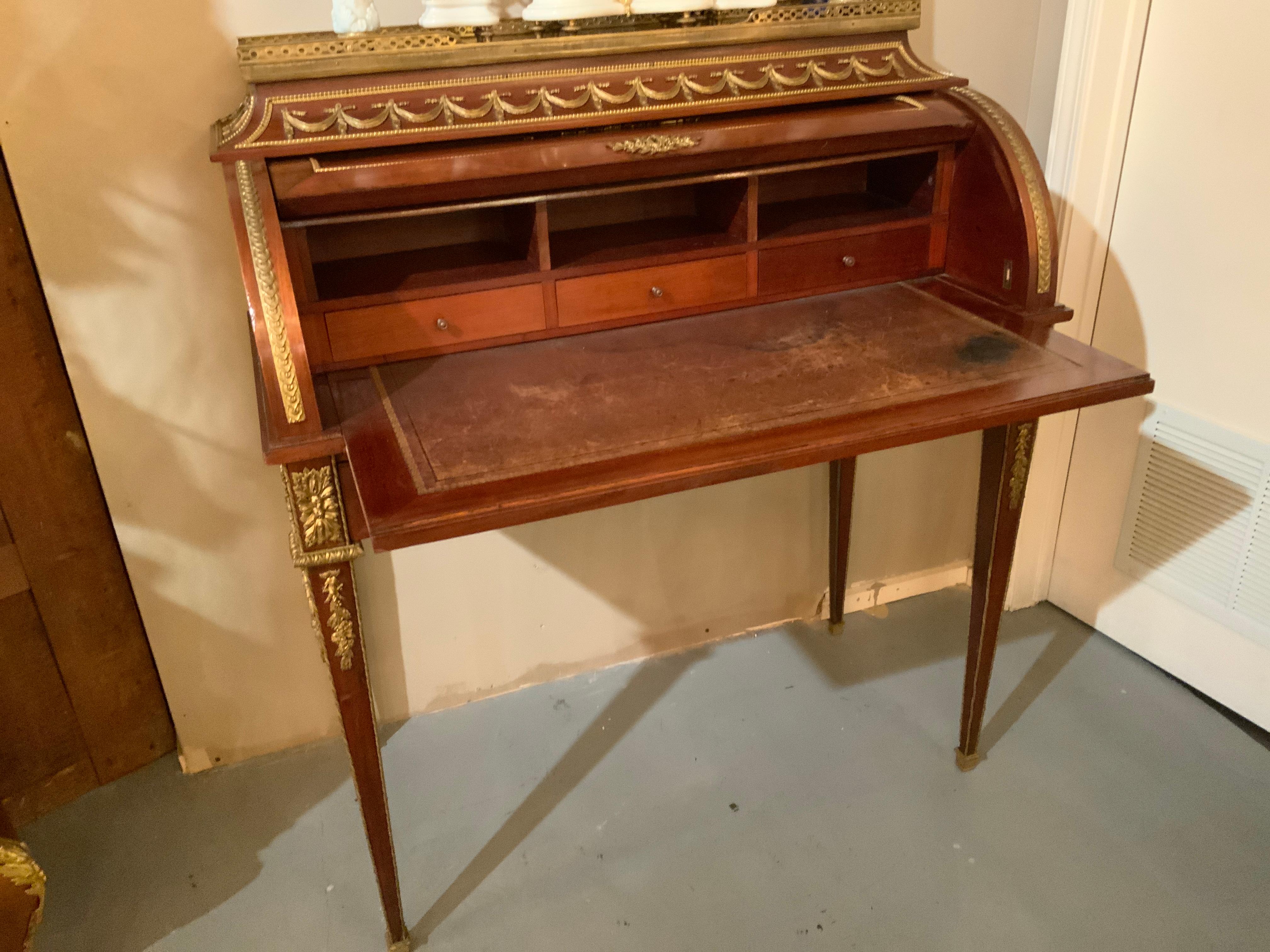 Bureau a Cylindre francese Luigi XVI, mogano e montature in bronzo dorato in vendita 5