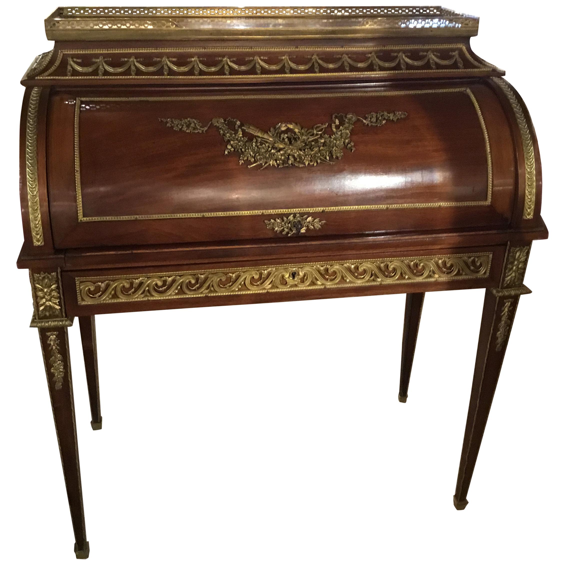 Bureau français Louis XVI à montures cylindriques, acajou et bronze doré en vente
