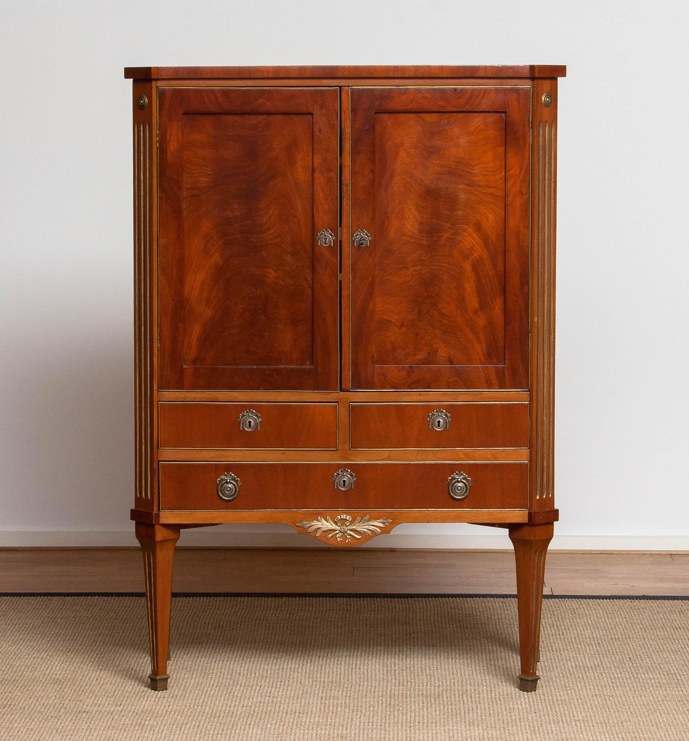 French Louis XVI Cabinet – Mahogany Veneer with Brass Inlays In Good Condition For Sale In Silvolde, Gelderland