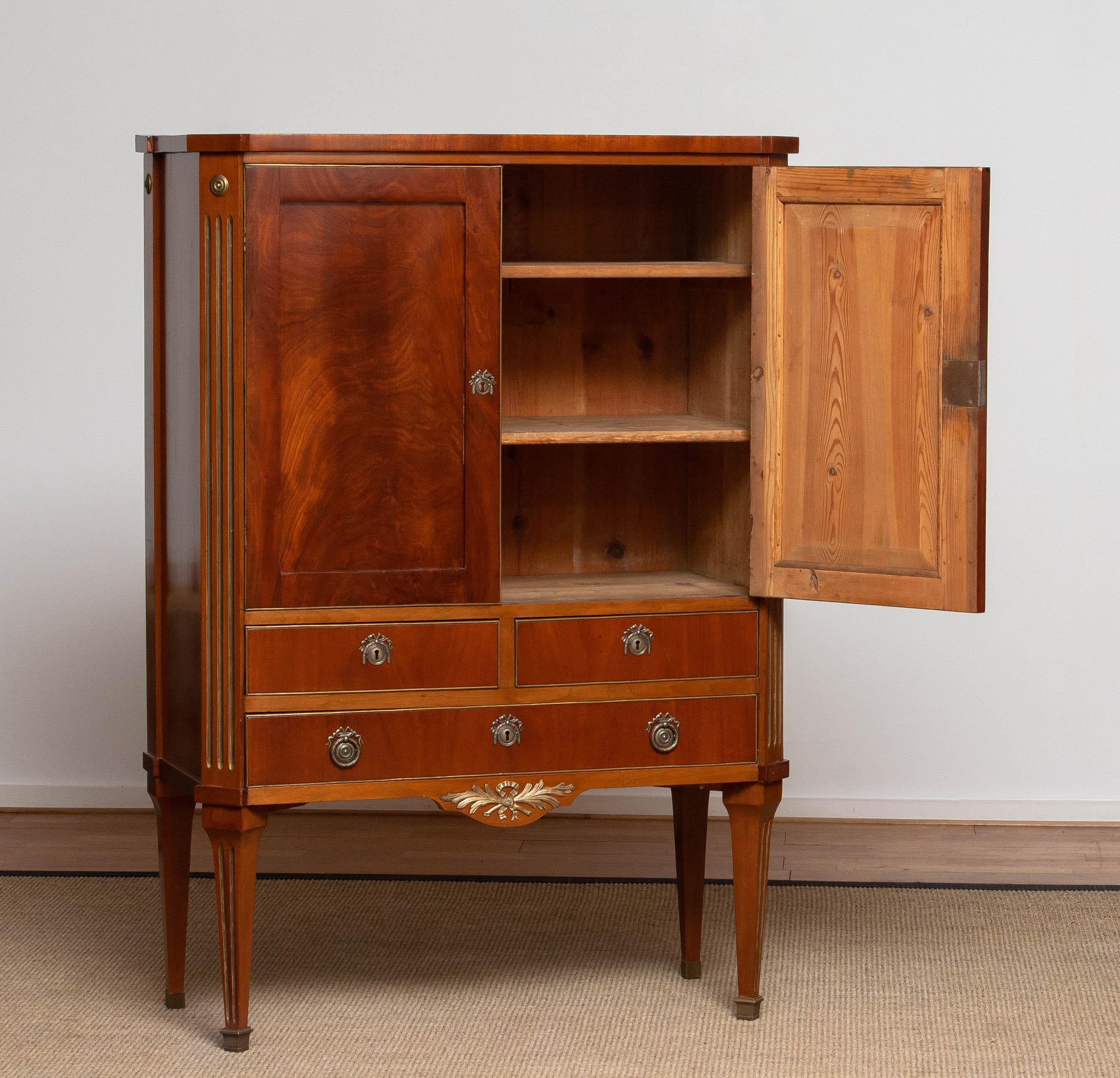 French Louis XVI Cabinet – Mahogany Veneer with Brass Inlays For Sale 1