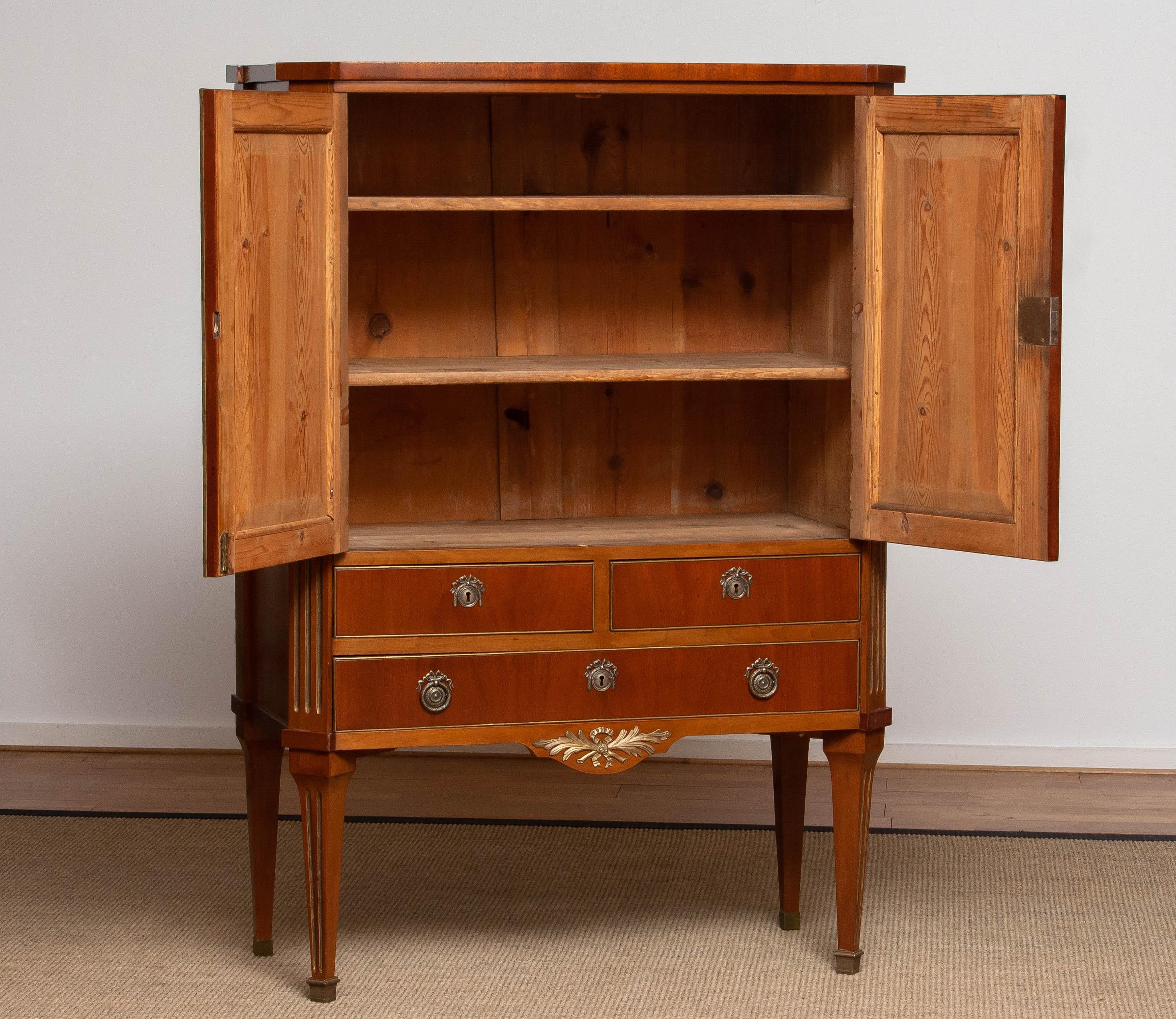 French Louis XVI Cabinet – Mahogany Veneer with Brass Inlays For Sale 2