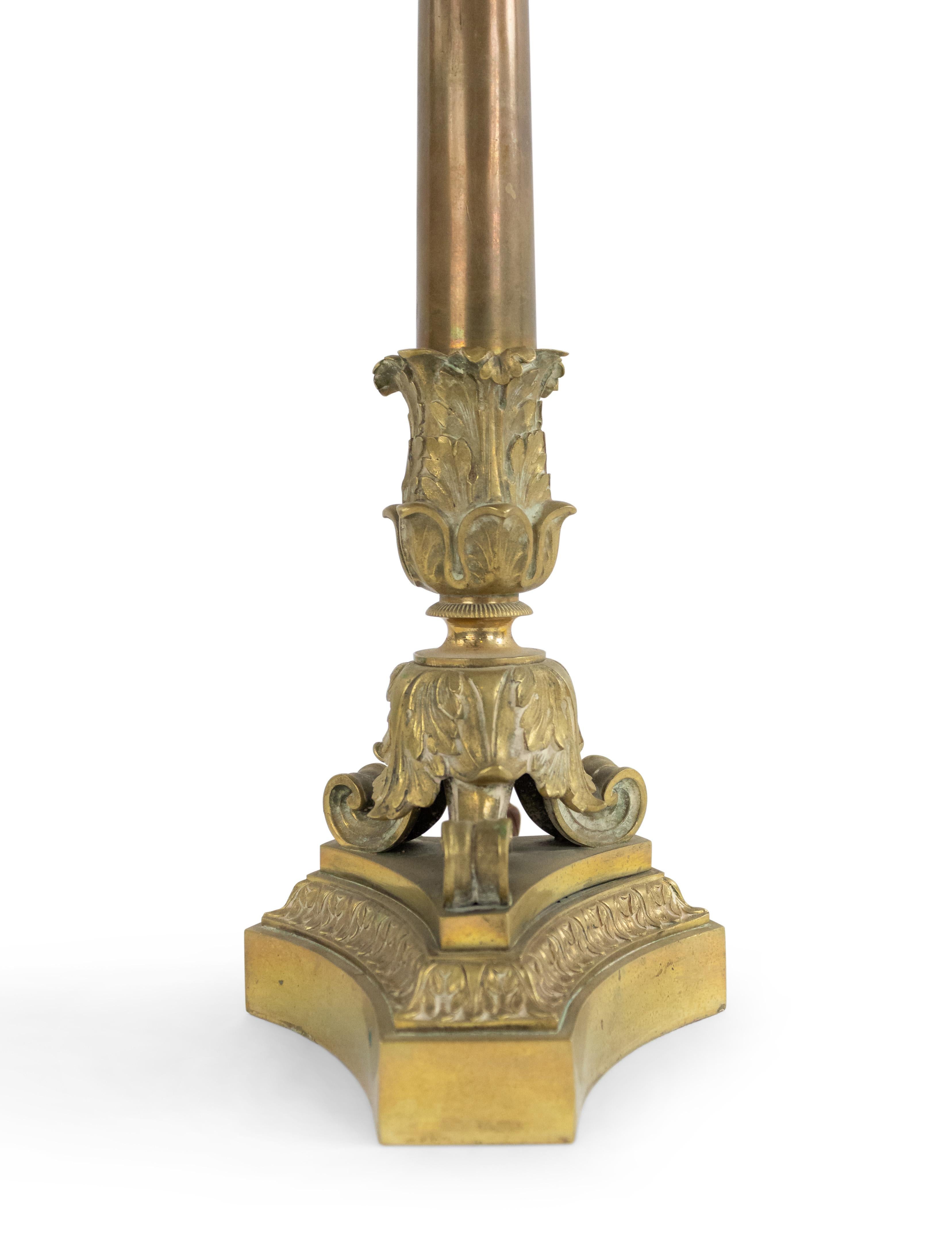 Chandelier à 3 bras de style Louis XVI français du 19ème siècle avec une colonne sur une base triangulaire avec des pieds griffes maintenant câblé comme une lampe.