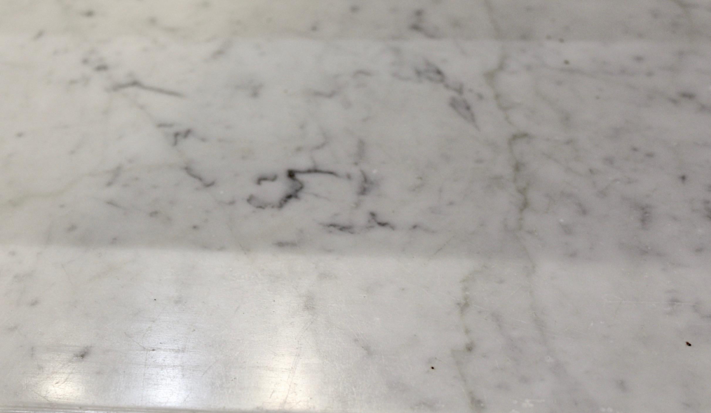 French Louis XVI Carrara Marble Mantel im Angebot 5