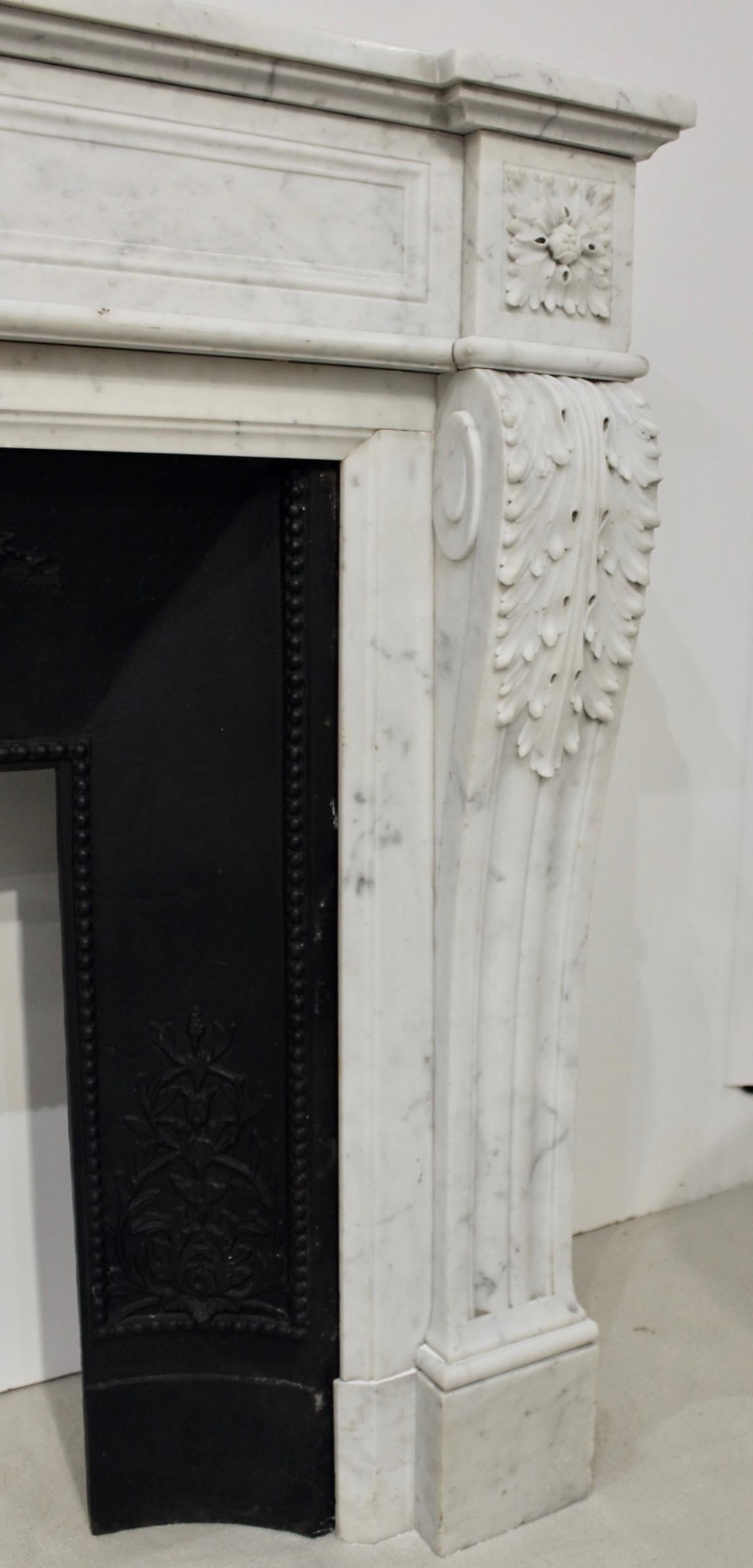 French Louis XVI Carrara Marble Mantel im Angebot 7