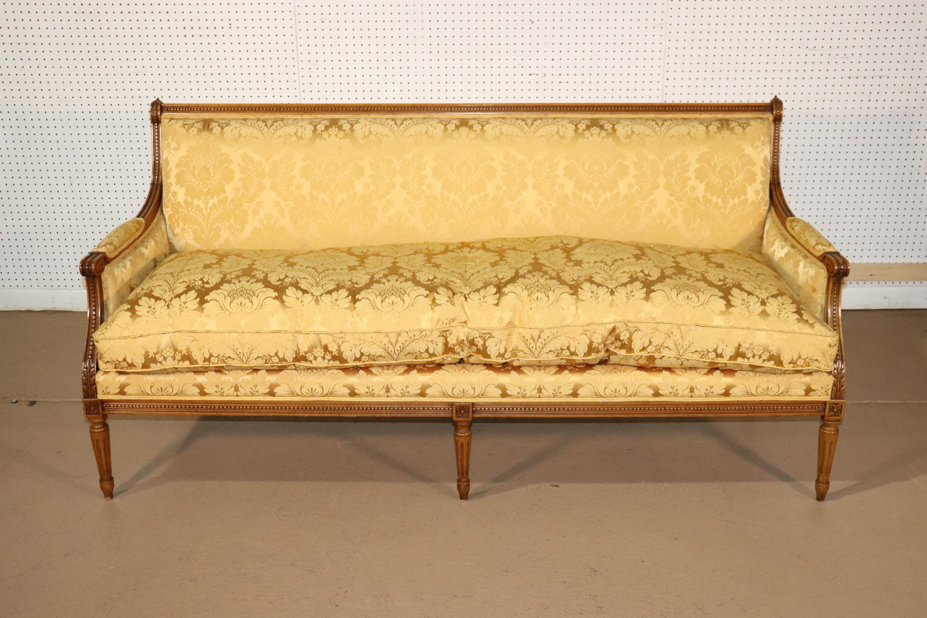 French Louis XVI Carved Walnut Yellow Damask Settee Canape, Circa 1960 In Good Condition In Swedesboro, NJ