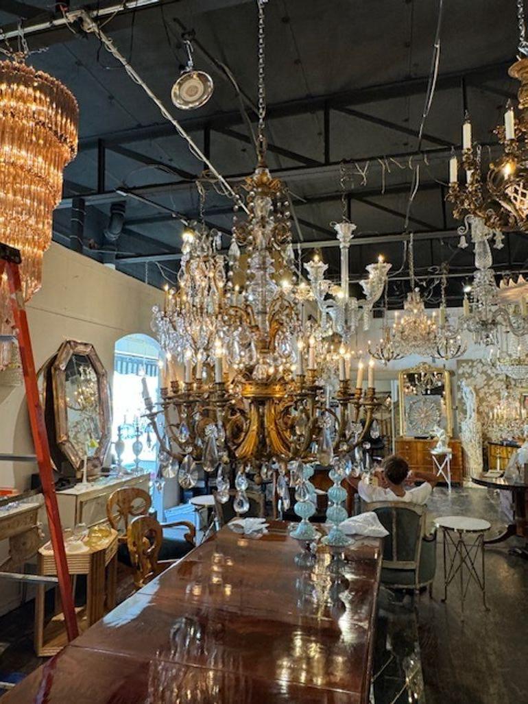Eccezionale lampadario francese Luigi XVI del XIX secolo in bronzo dorato e cristallo attribuito a Baccarat. Circa 1870. Il lampadario è stato ricablato professionalmente e viene fornito con catena e baldacchino coordinati. È pronto per essere